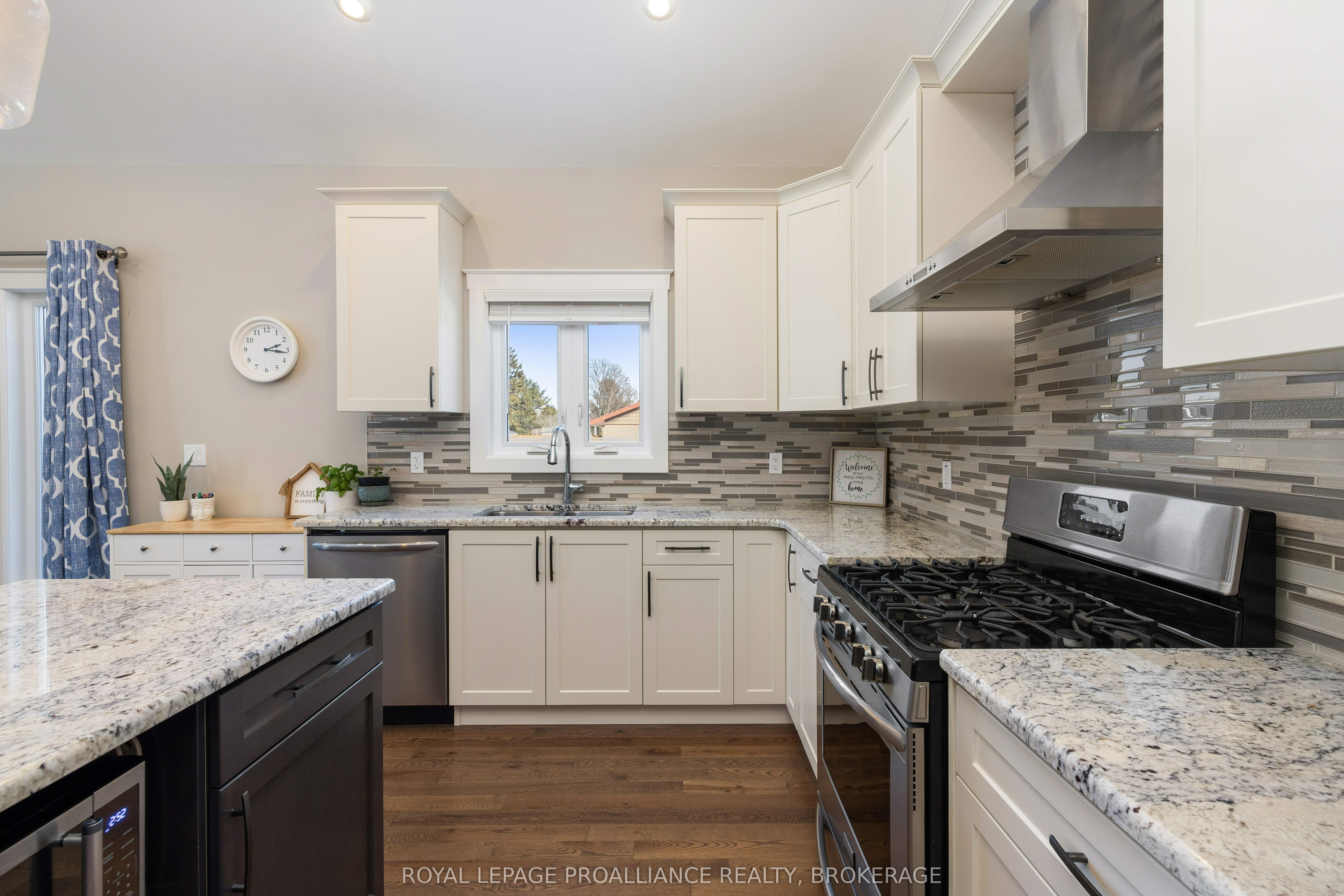 18k Manitou Crescent Property Photo 14