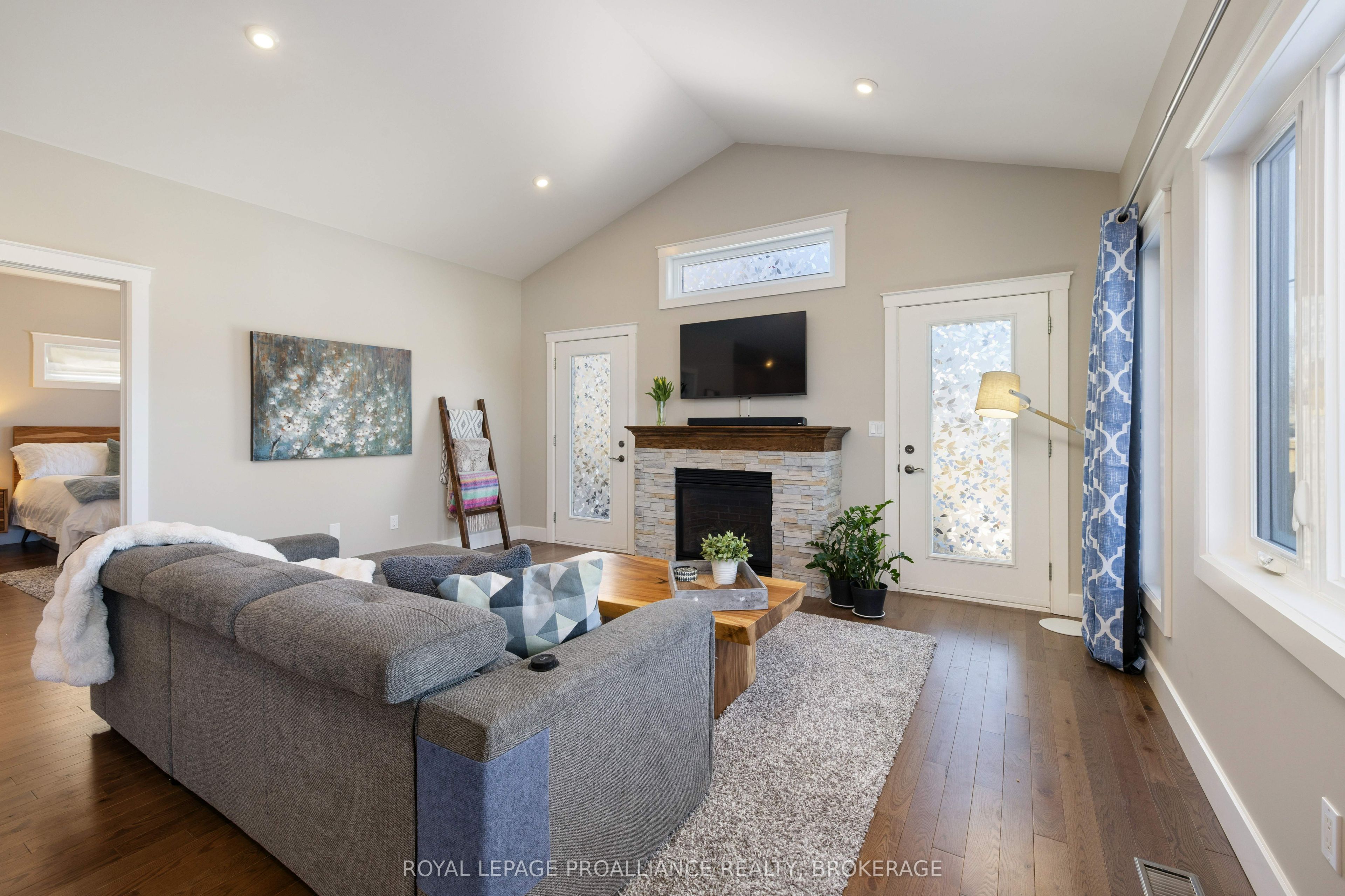 18k Manitou Crescent Property Photo 17