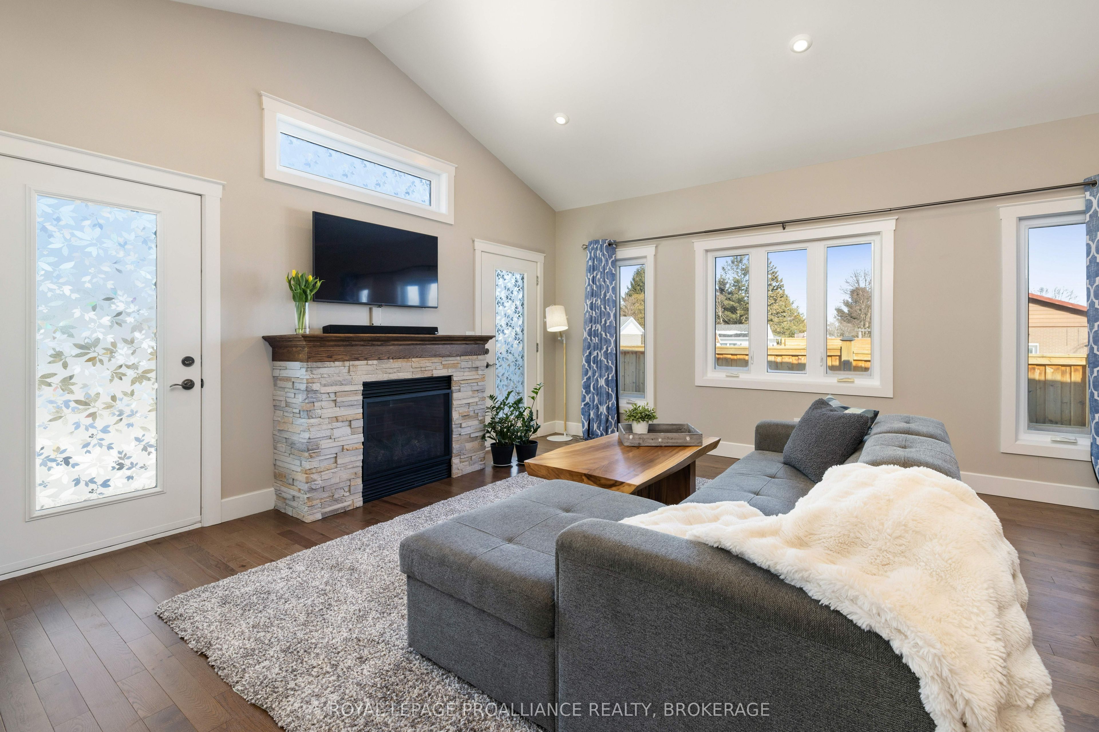 18k Manitou Crescent Property Photo 18
