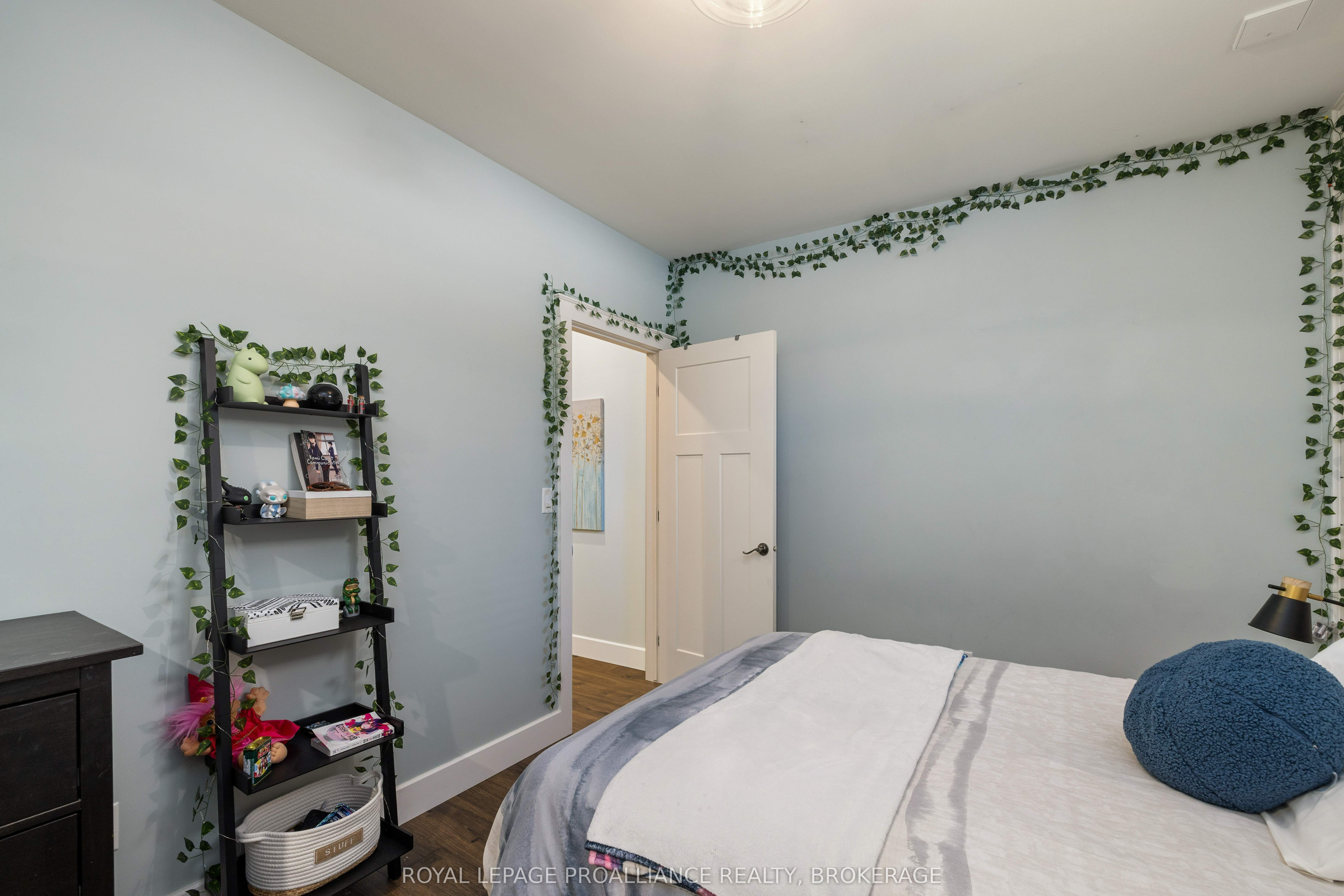 18k Manitou Crescent Property Photo 41