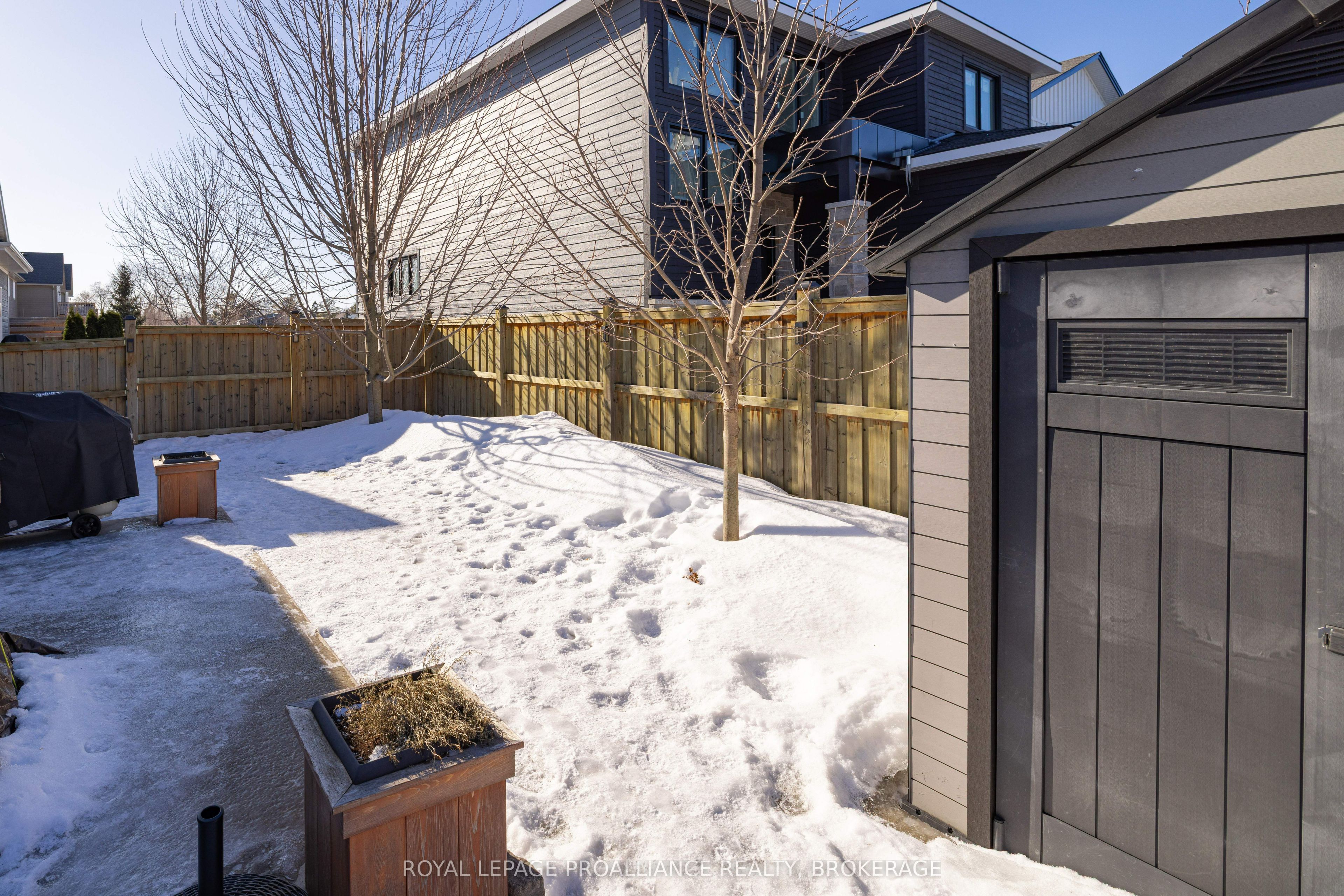 18k Manitou Crescent Property Photo 46