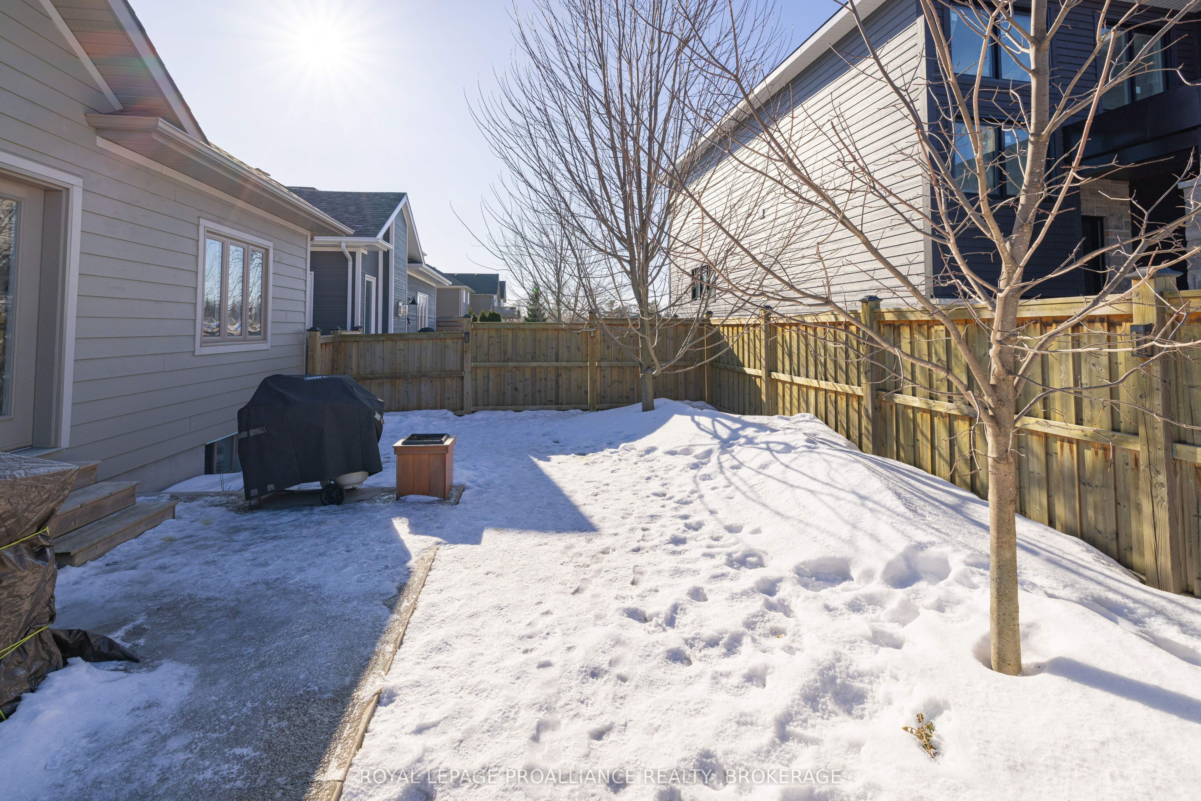 18k Manitou Crescent Property Photo 47