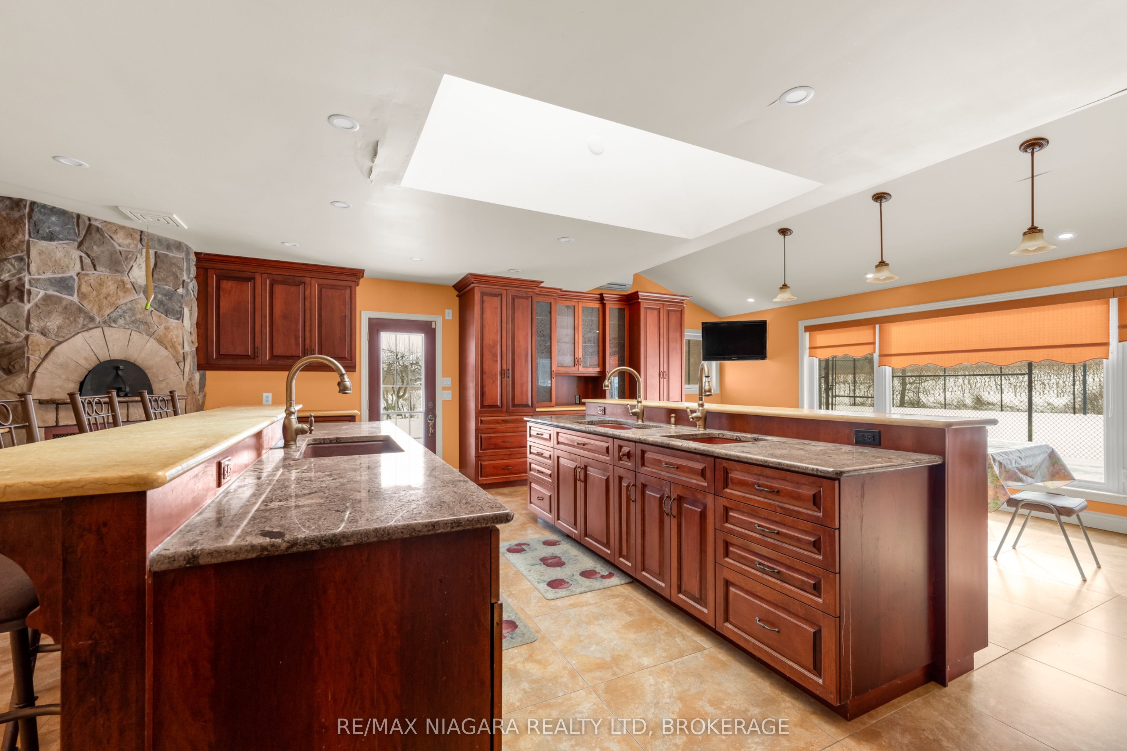 4850 Hillside Drive Property Photo 11