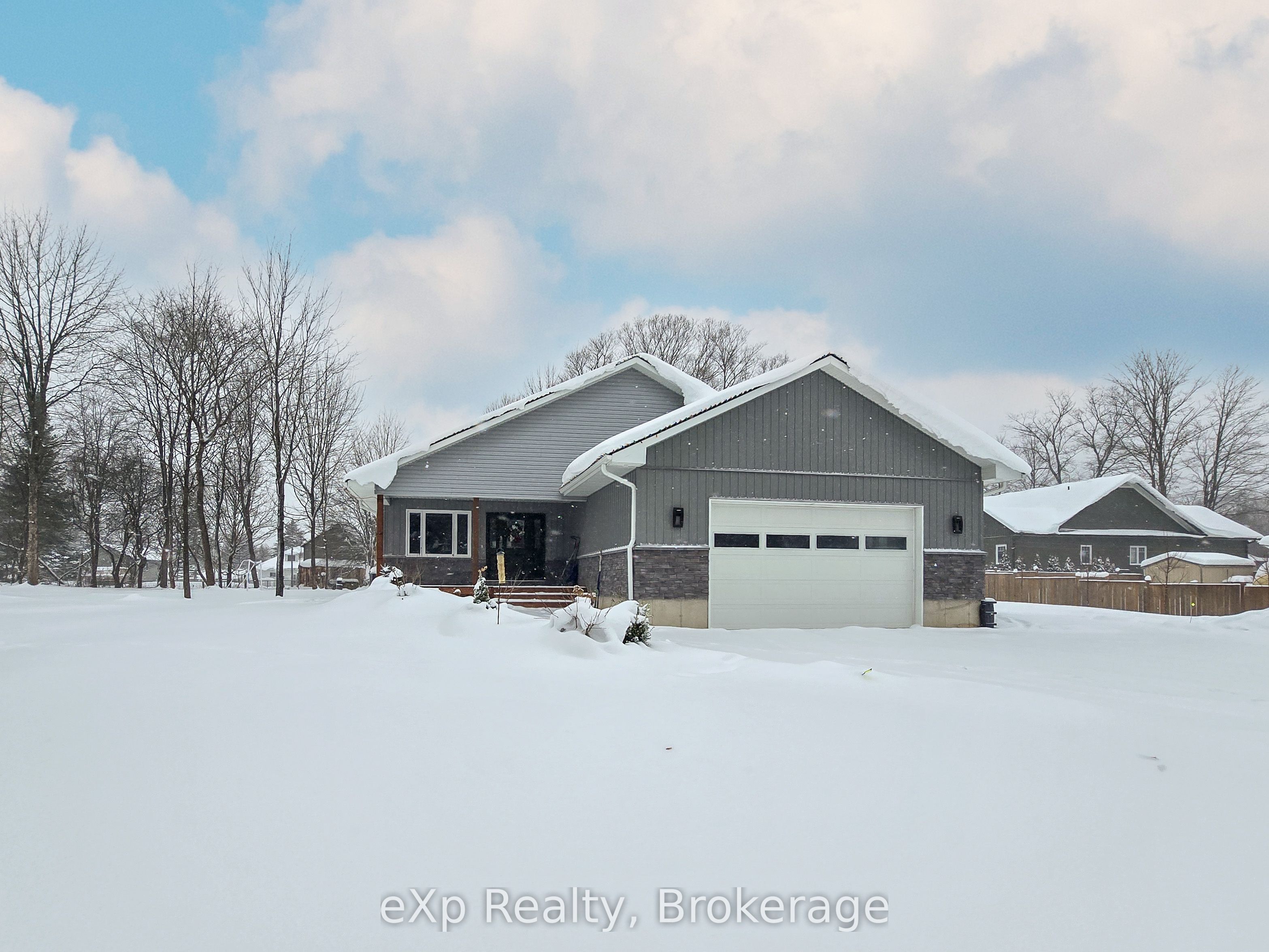 135 Confederation Drive Property Photo