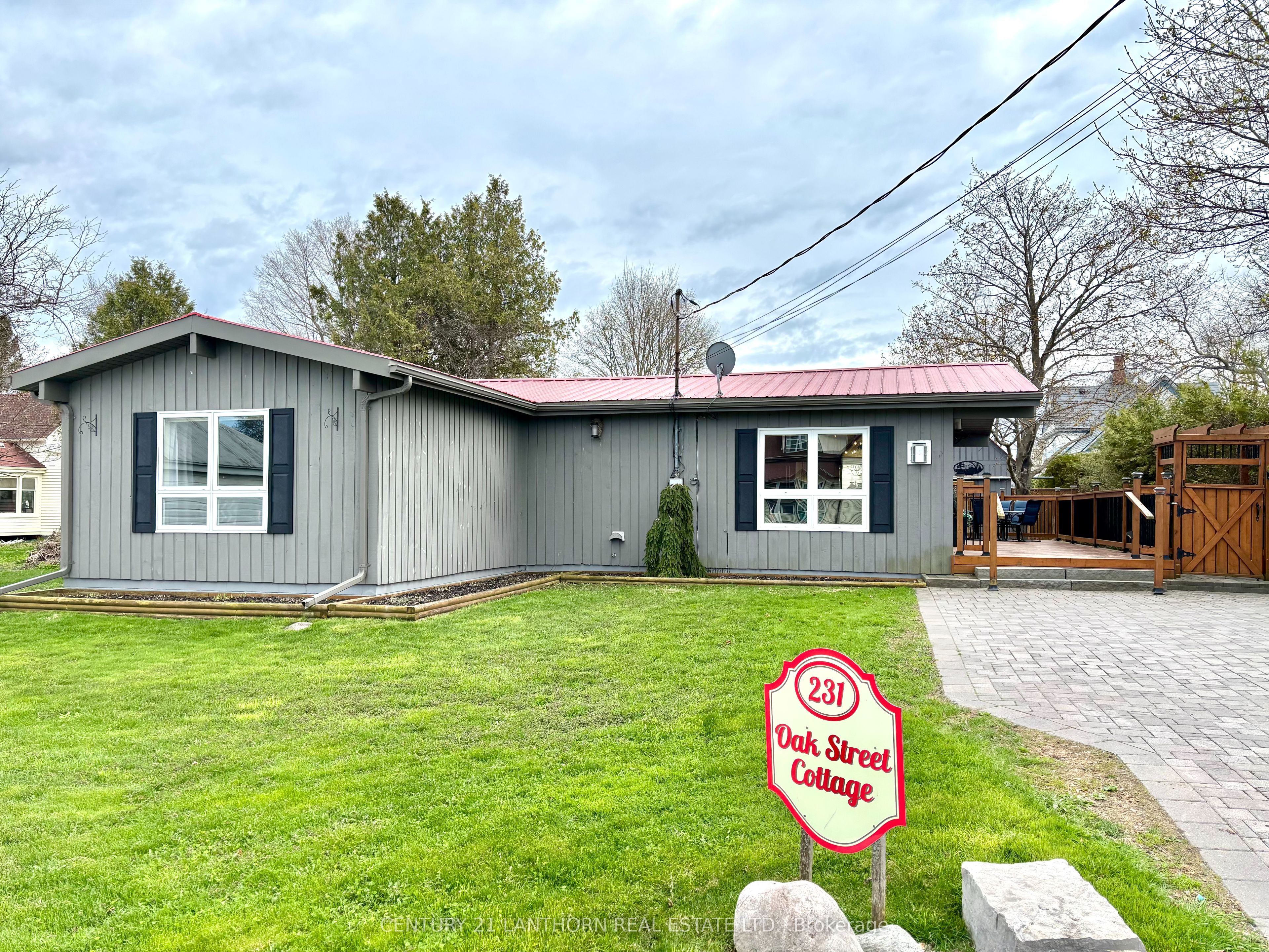 231 Oak Street Property Photo