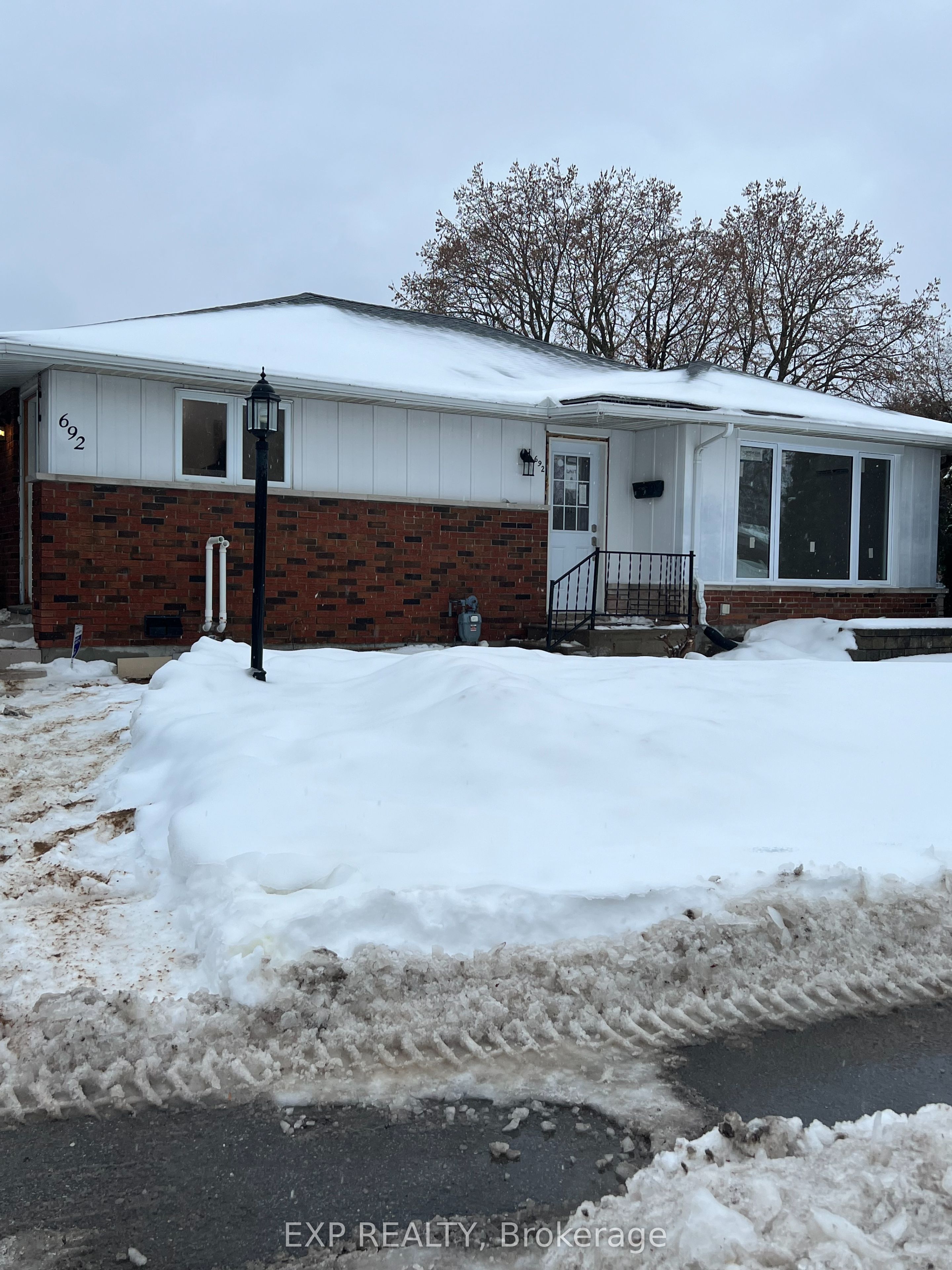 692 Claude St Property Photo