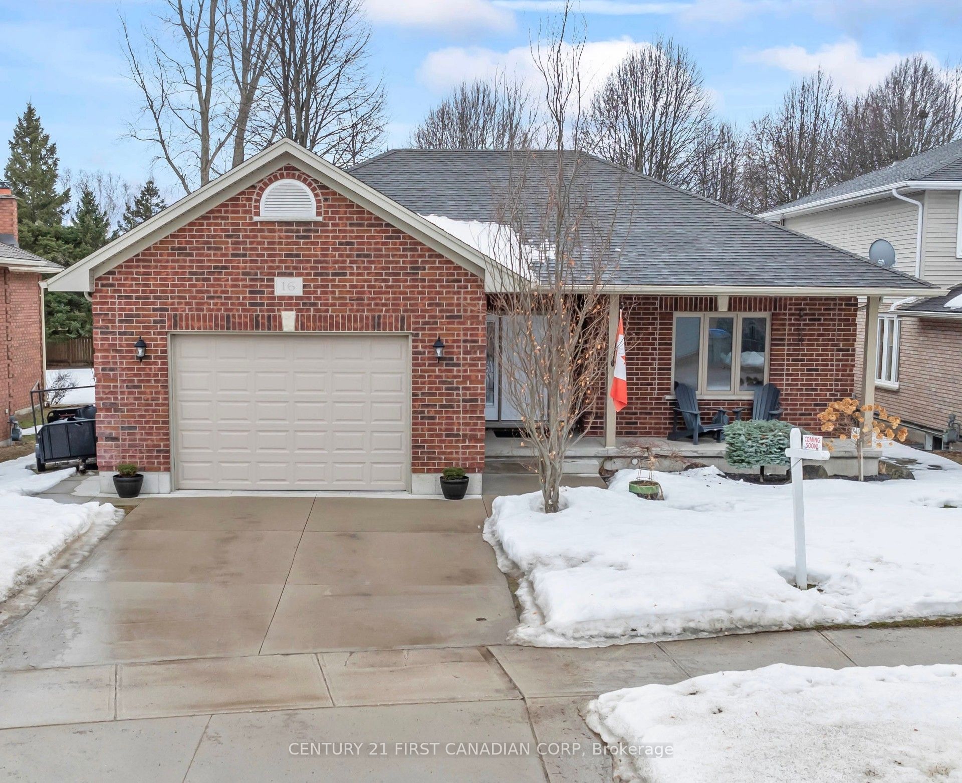 16 Moffatt Ln Property Photo