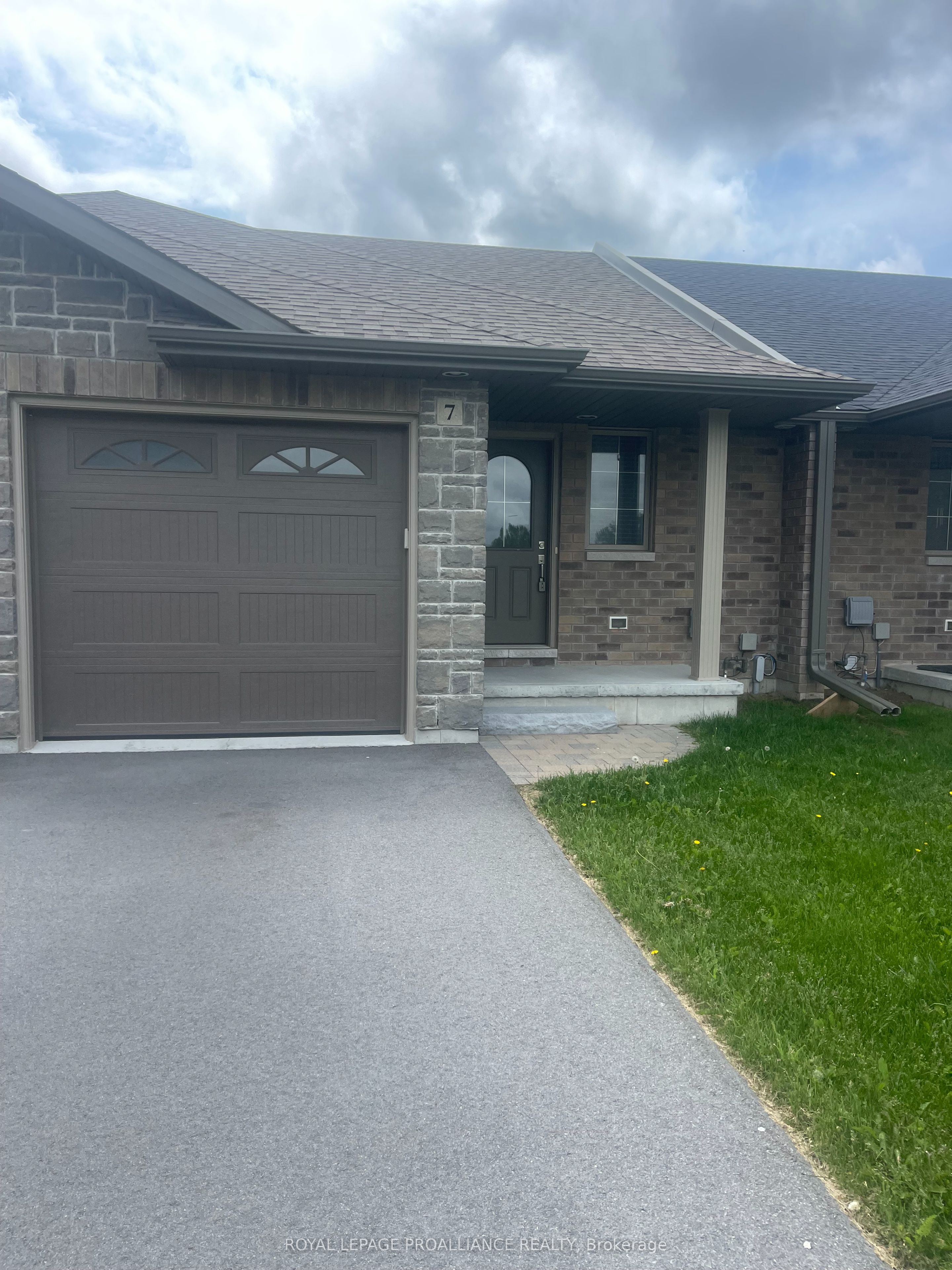 7 Hillside Meadows Drive Property Photo 1