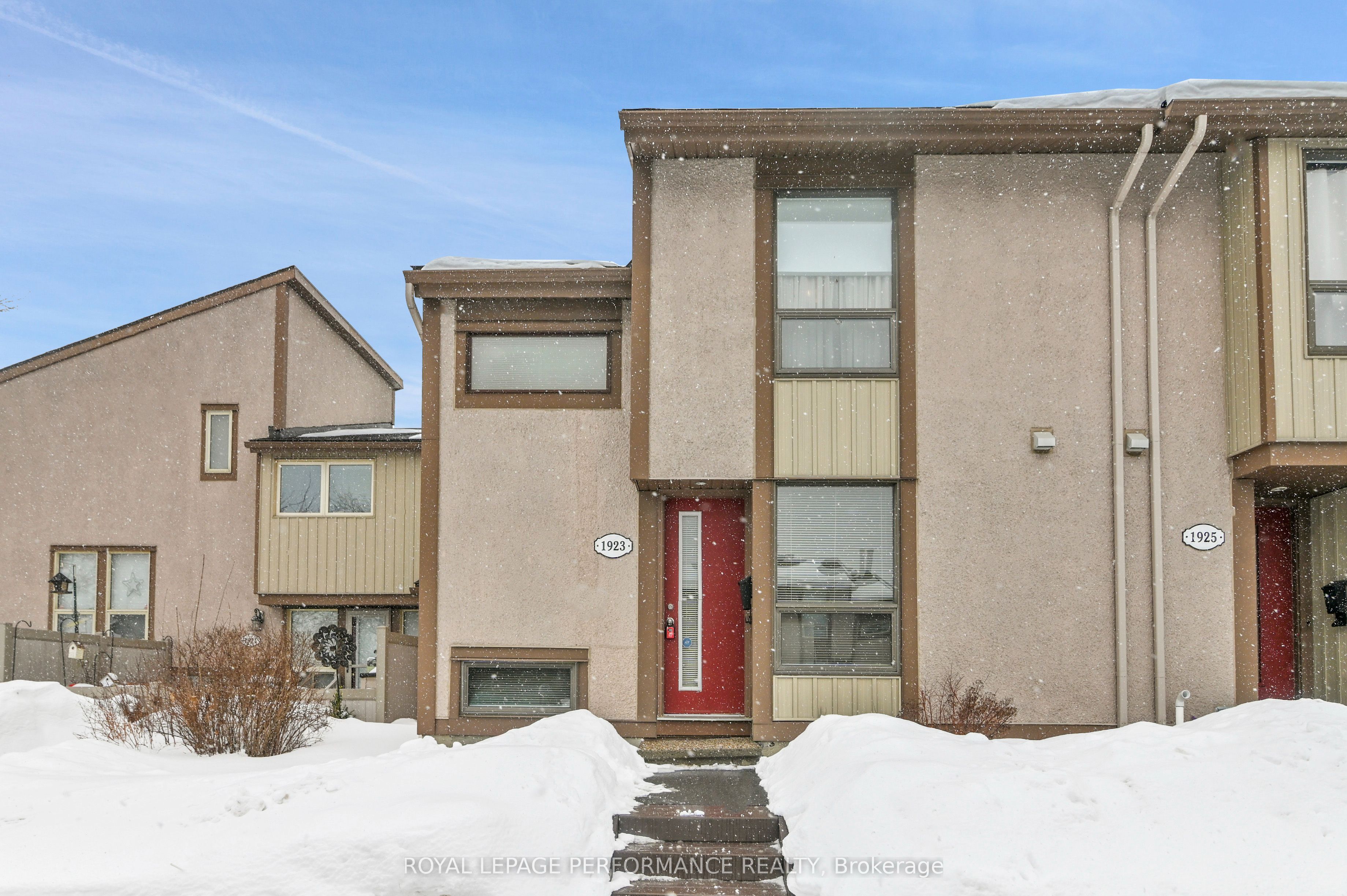 1923 Stonehenge Crescent Property Photo