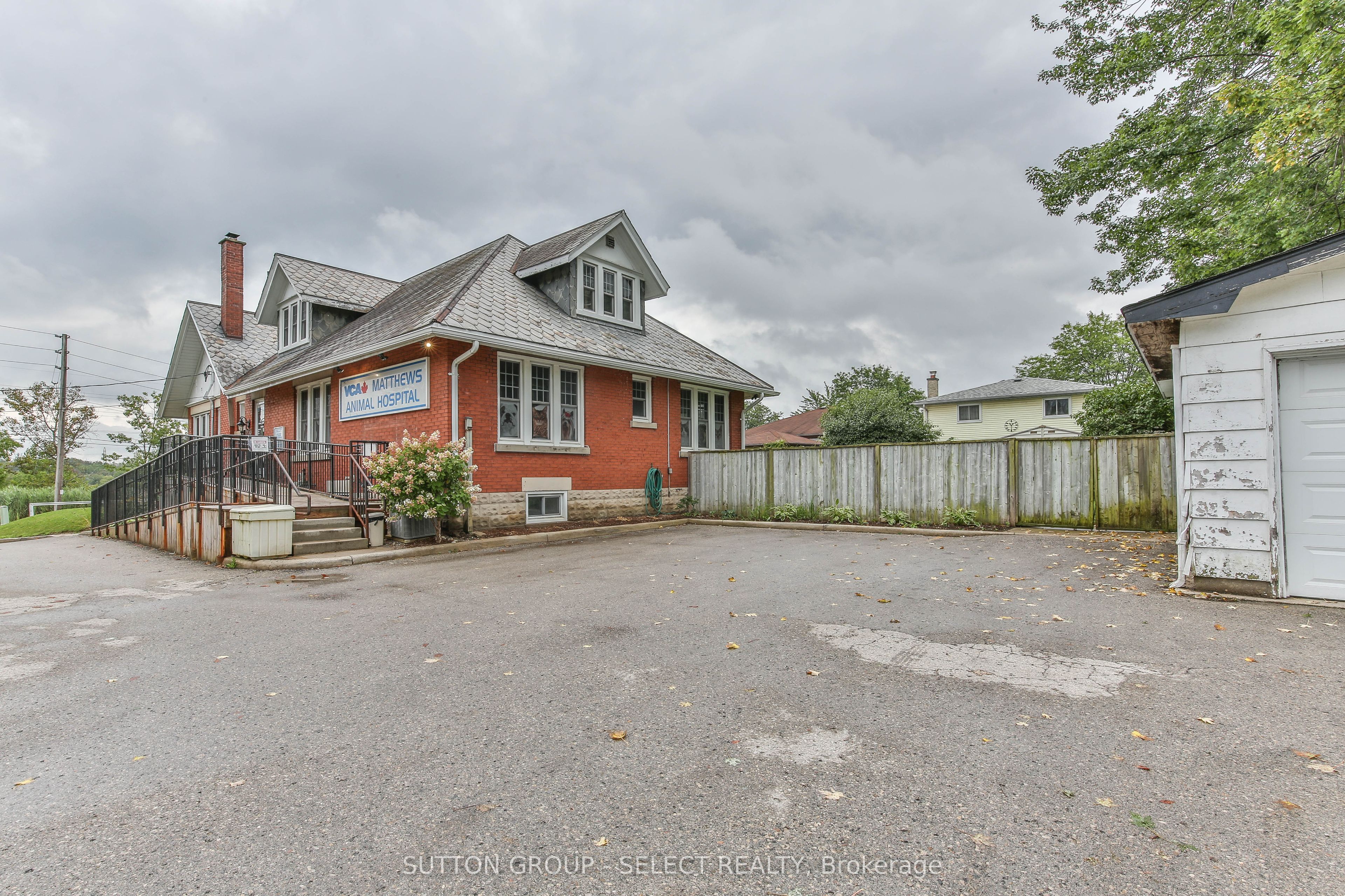 1255 Southdale Road Property Photo 4