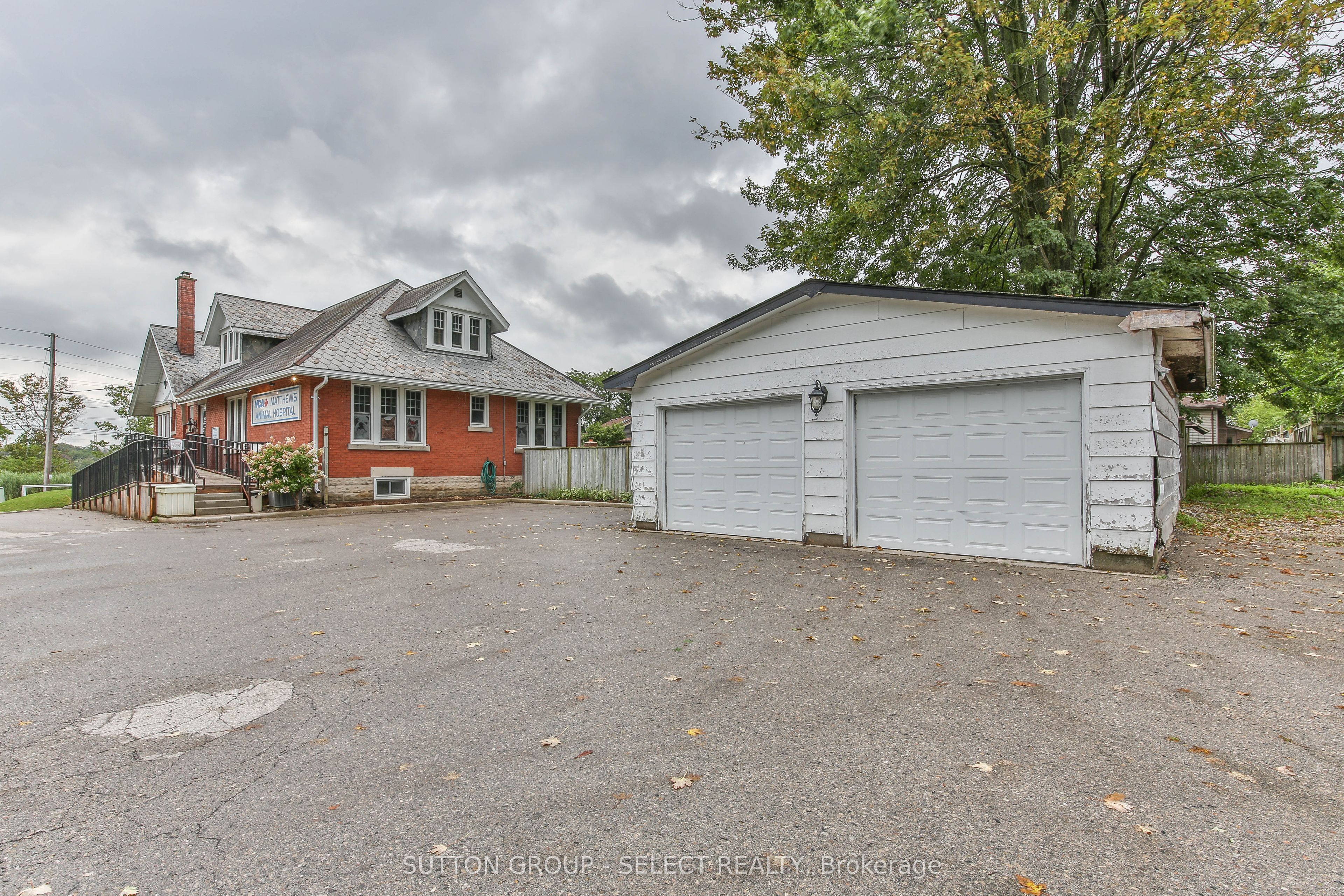 1255 Southdale Road Property Photo 5