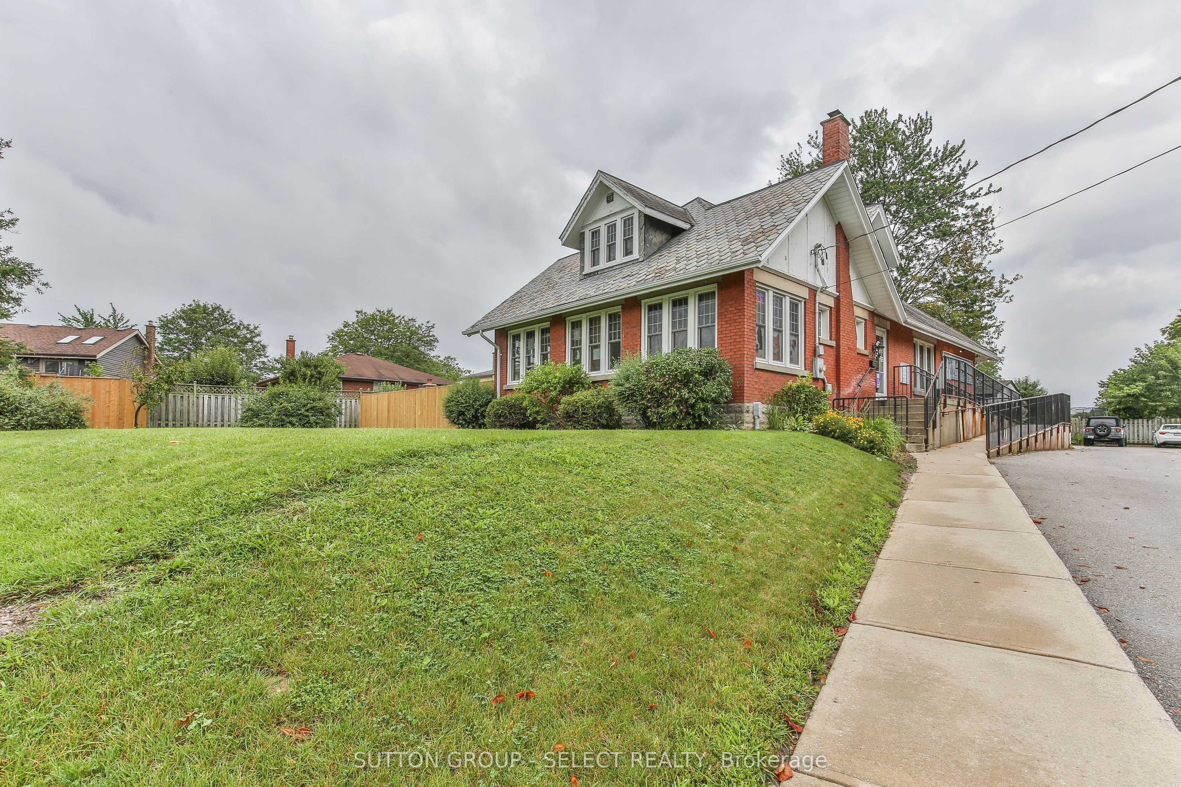 1255 Southdale Road Property Photo 6