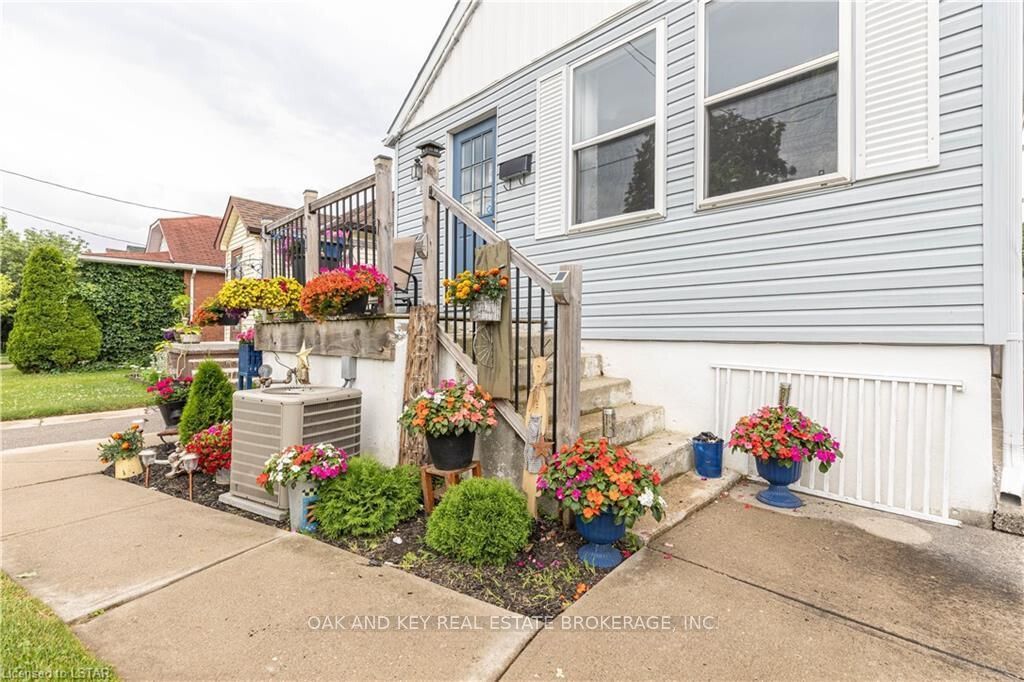 487 Burbrook Place Property Photo 3