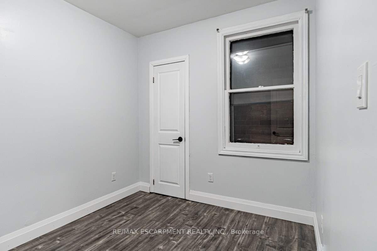 1439 Main Street E Property Photo 9