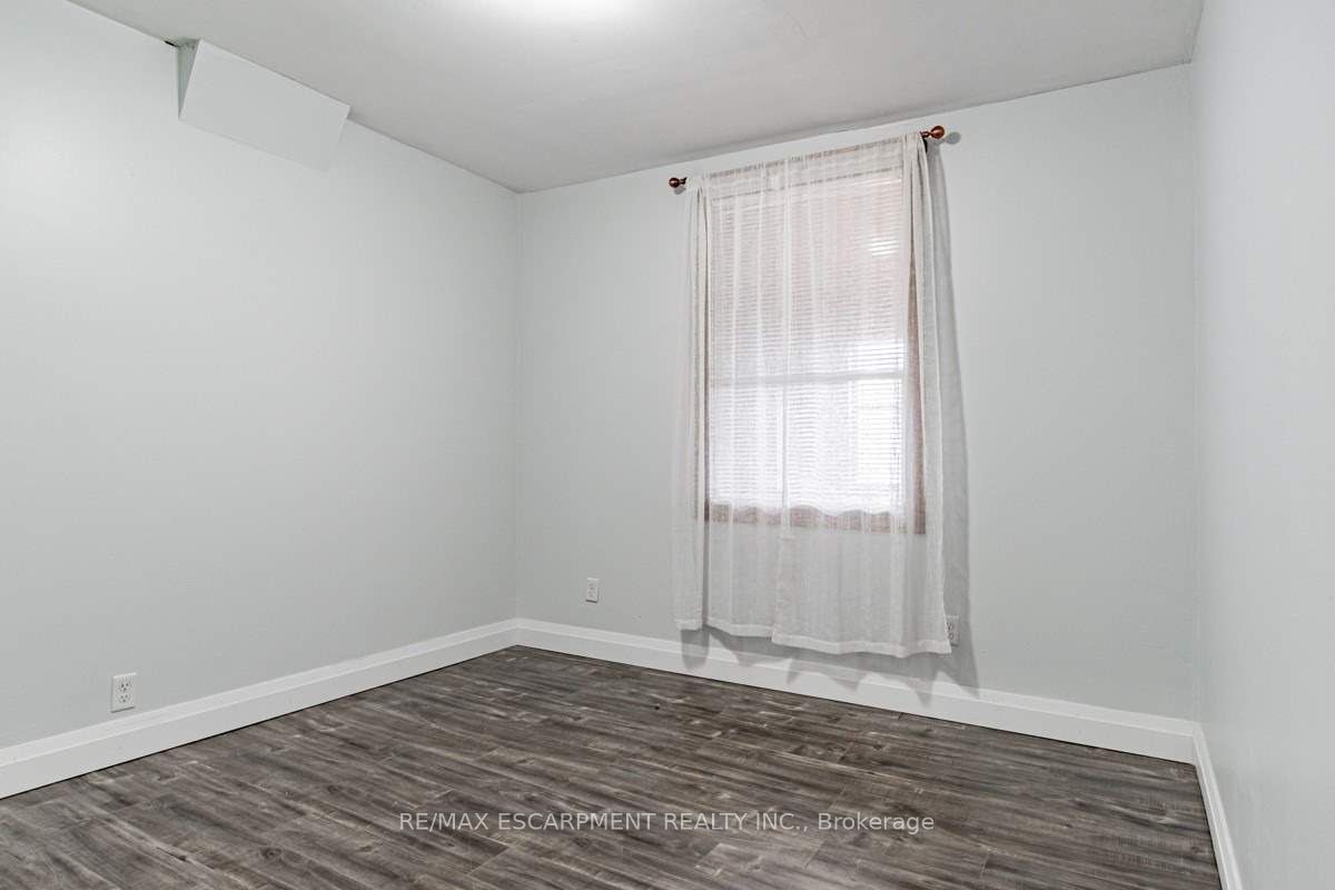 1439 Main Street E Property Photo 10