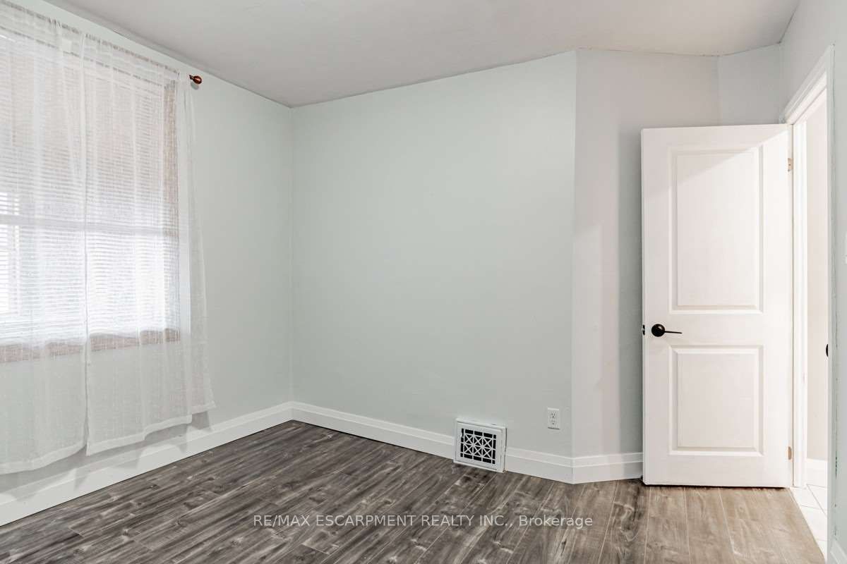 1439 Main Street E Property Photo 11
