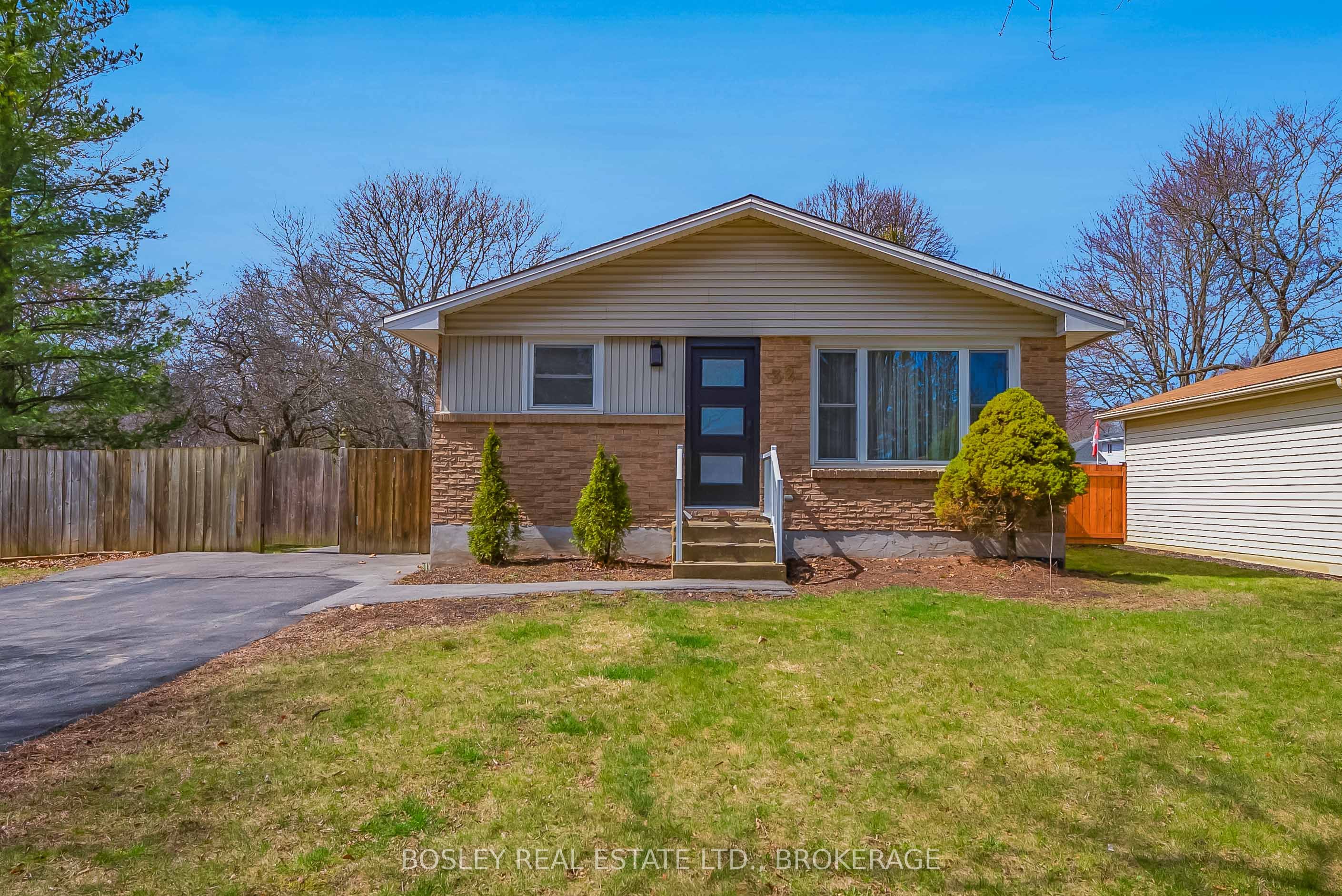 32 Fallingbrook Drive Property Photo 1