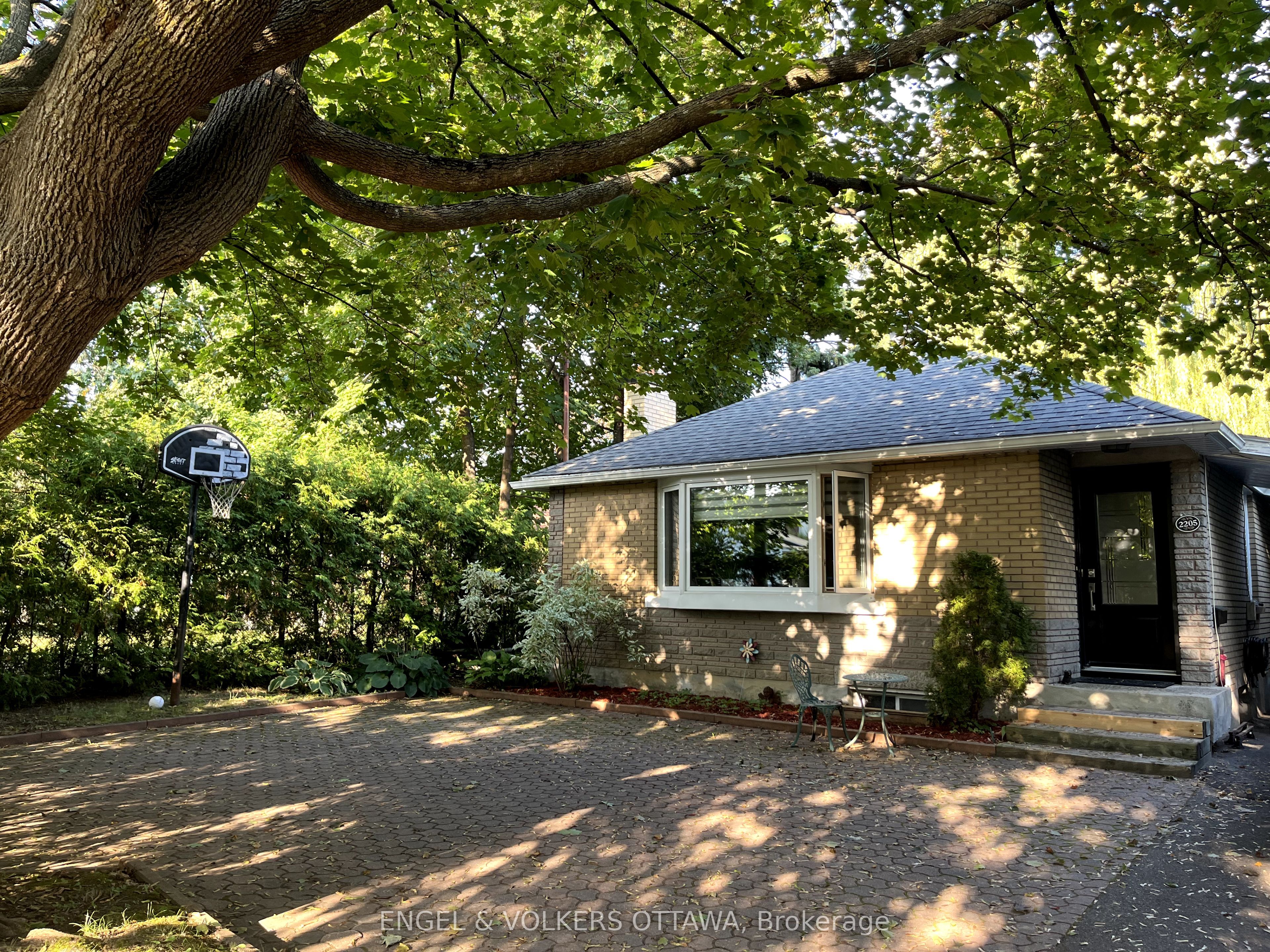 2205 Webster Ave Property Photo