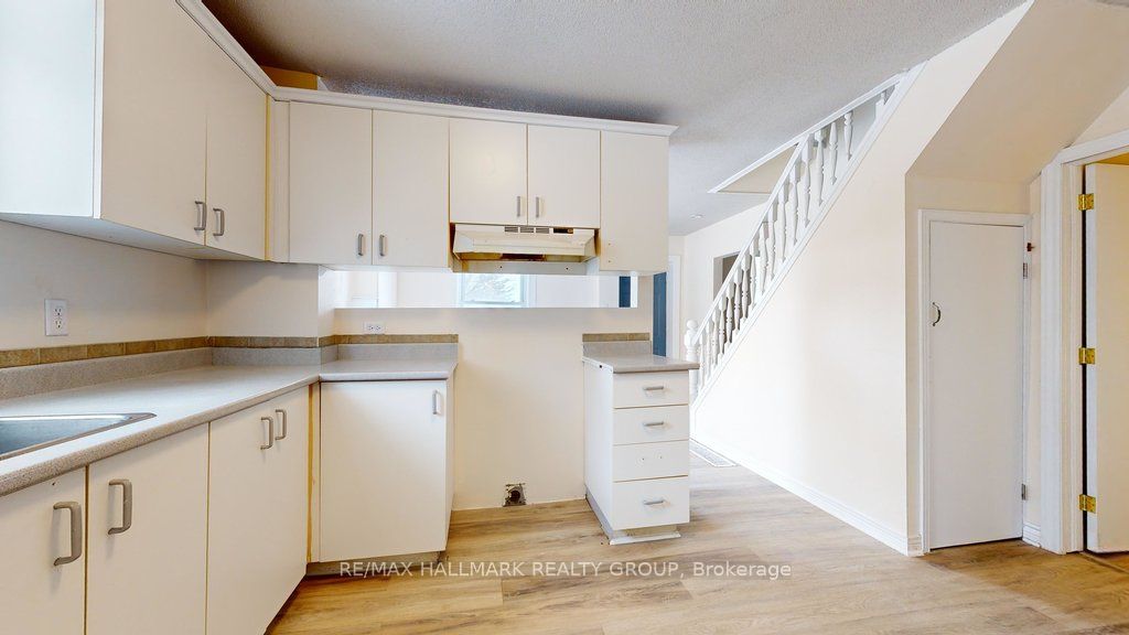 21 Elgin Street E Property Photo 10