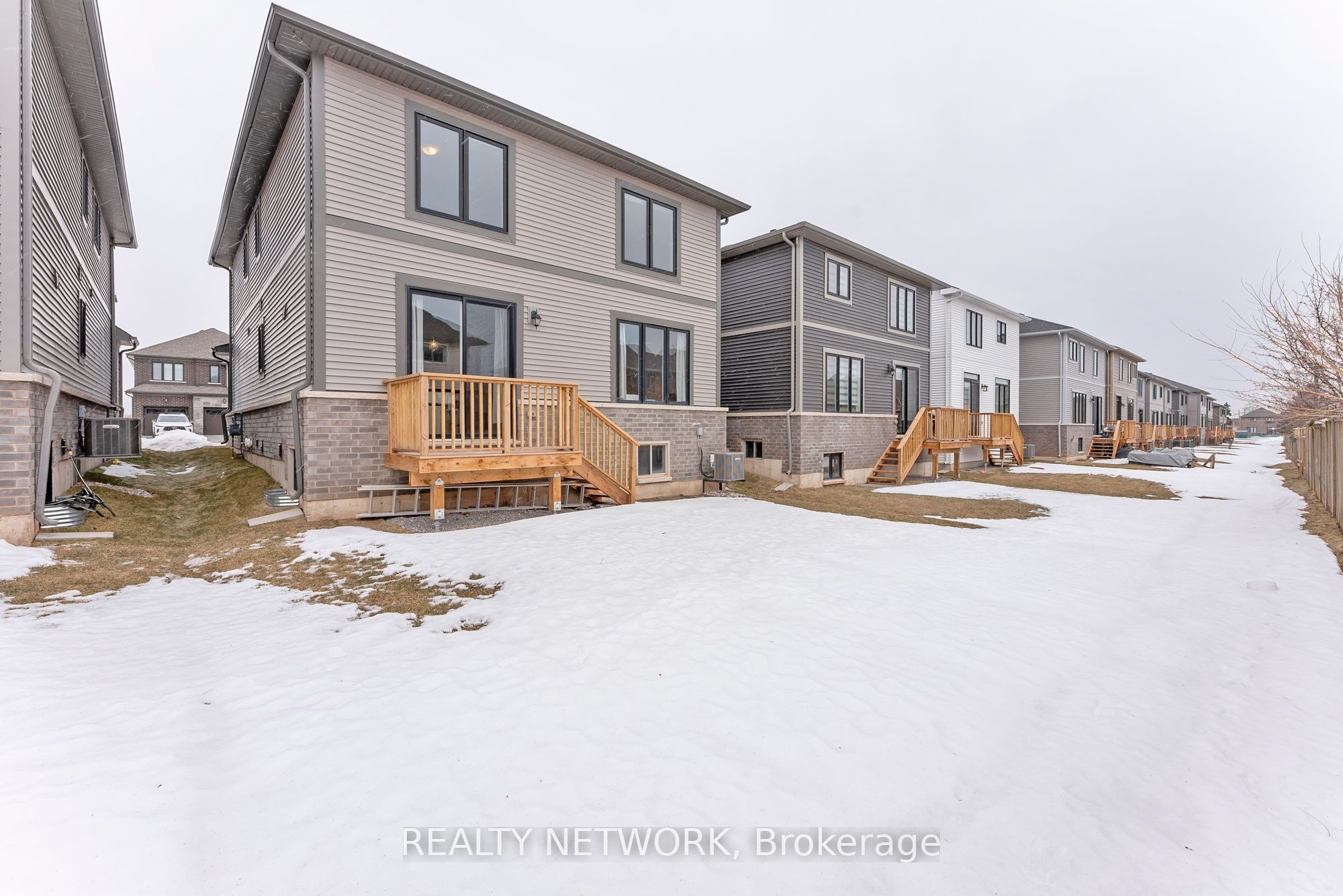 107 Starfire Crescent Property Photo 36