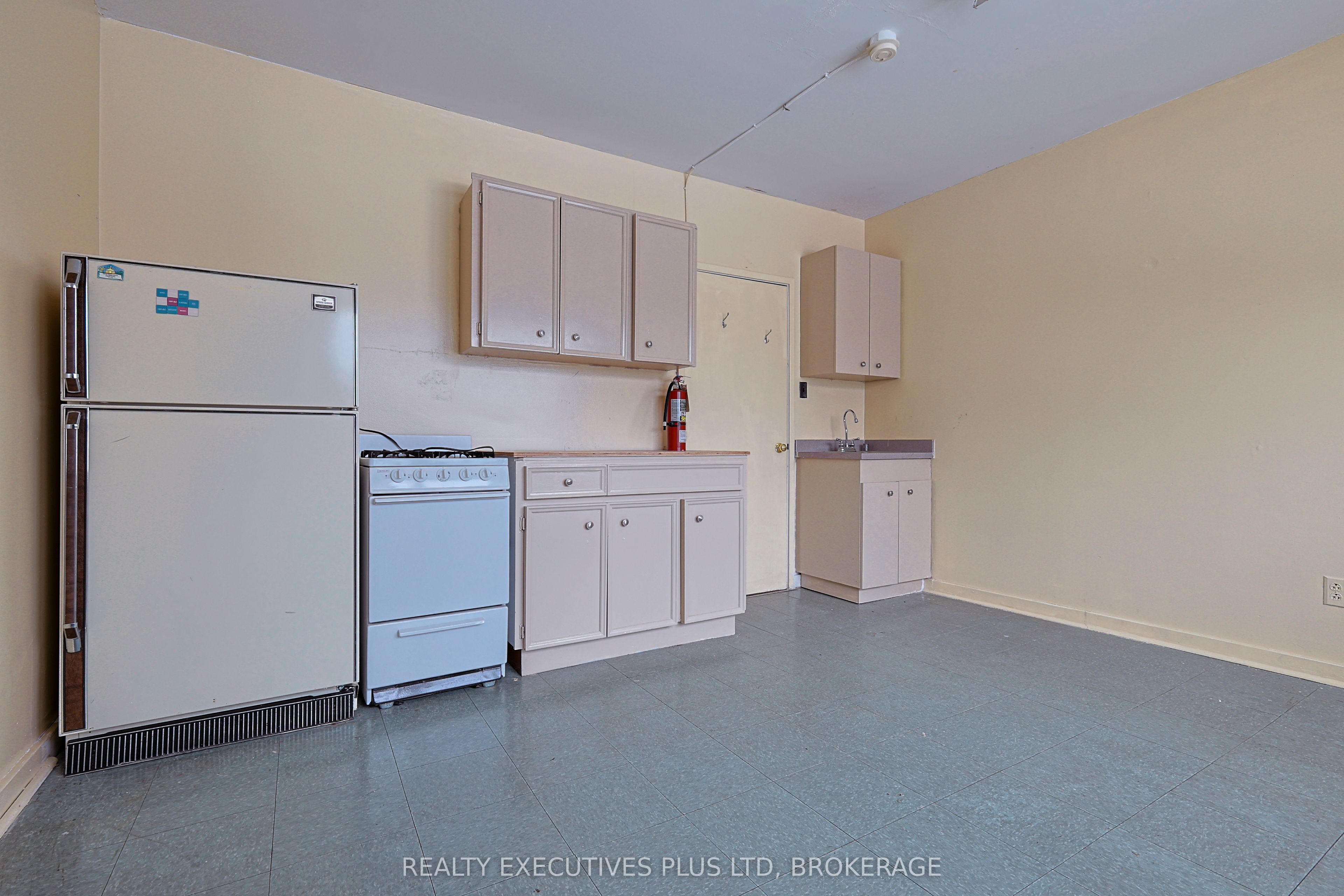 8196 Cummington Square Property Photo 10