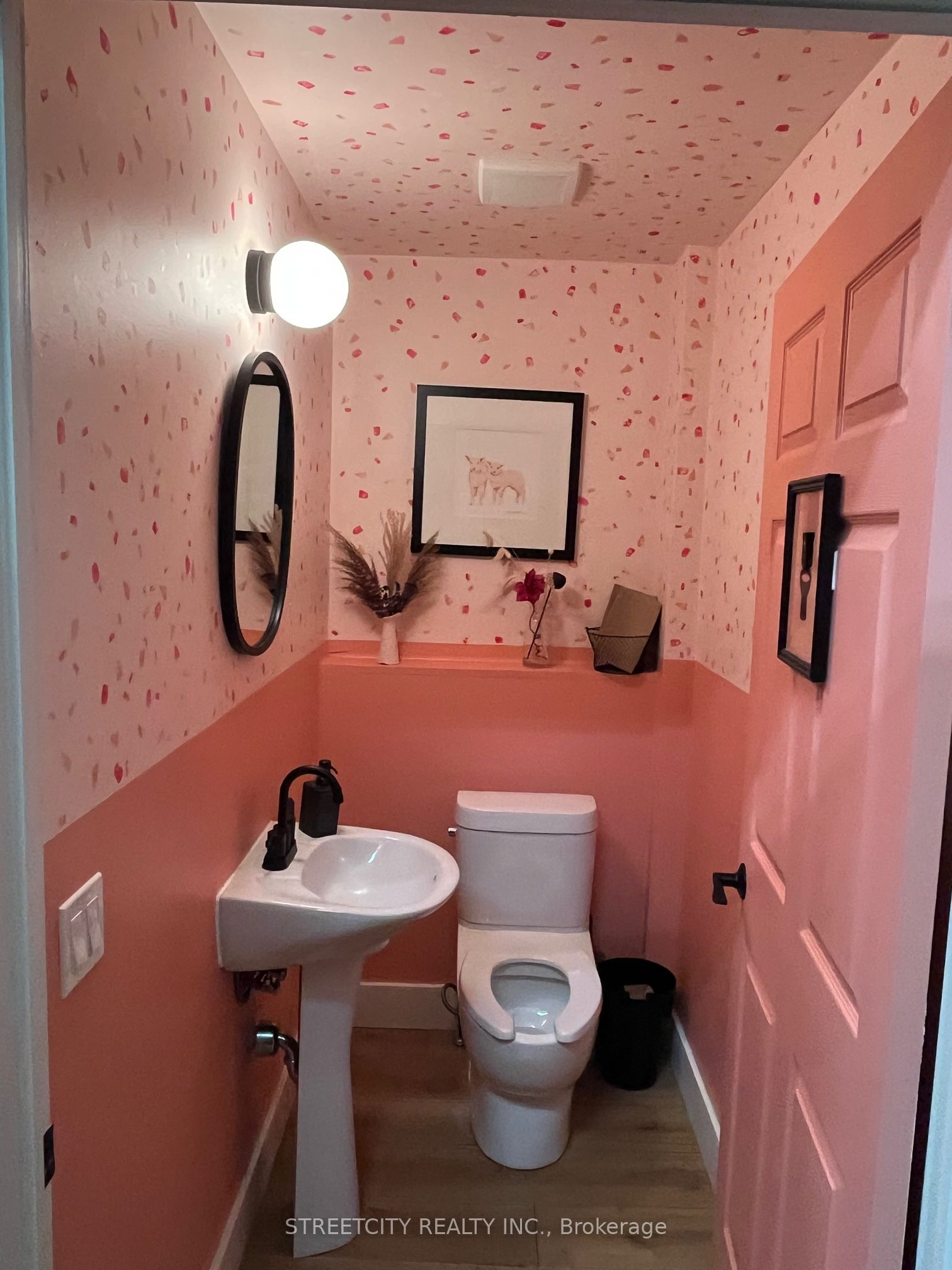 211 Dundas Street Property Photo 6