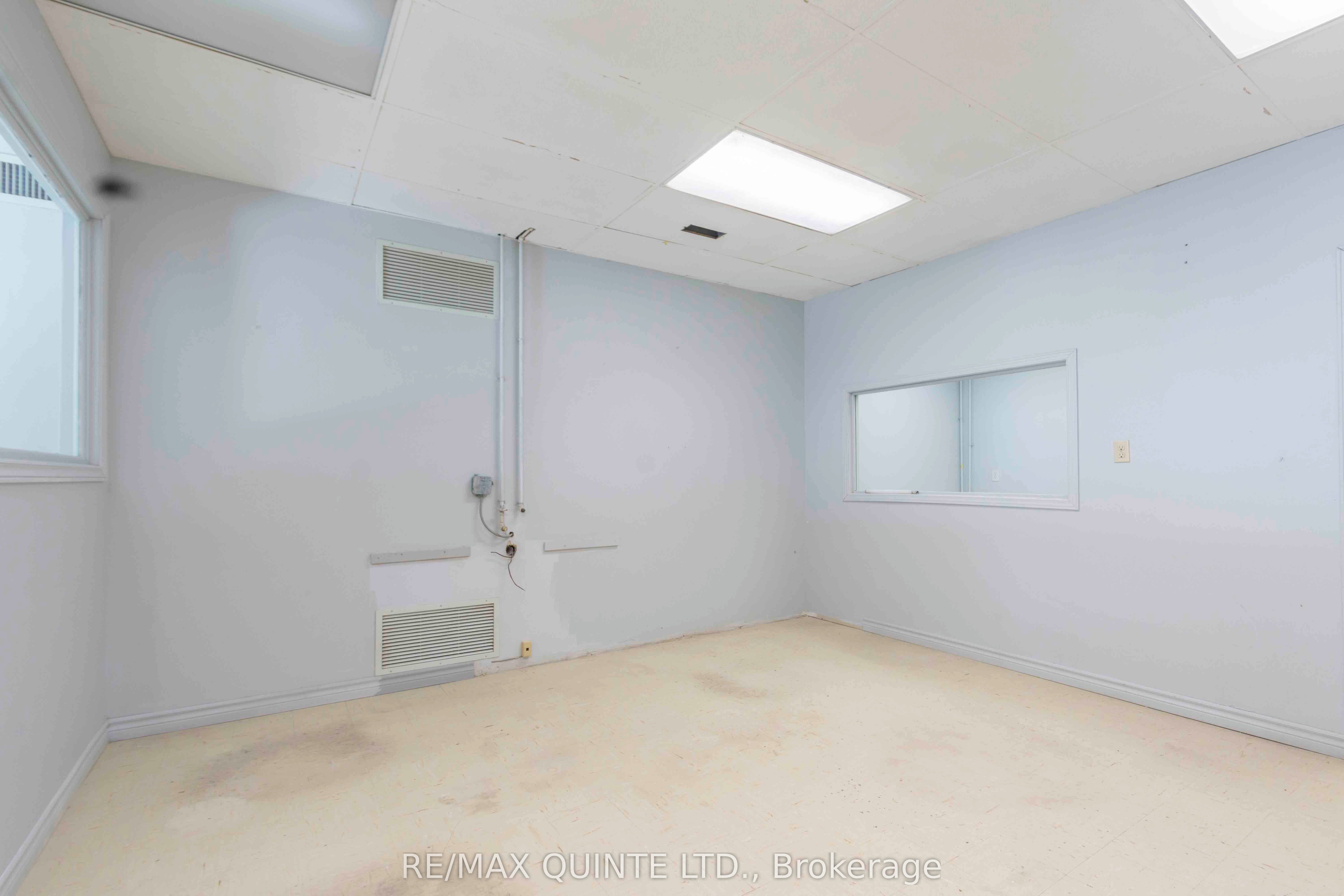 220 Dundas St E Property Photo 11