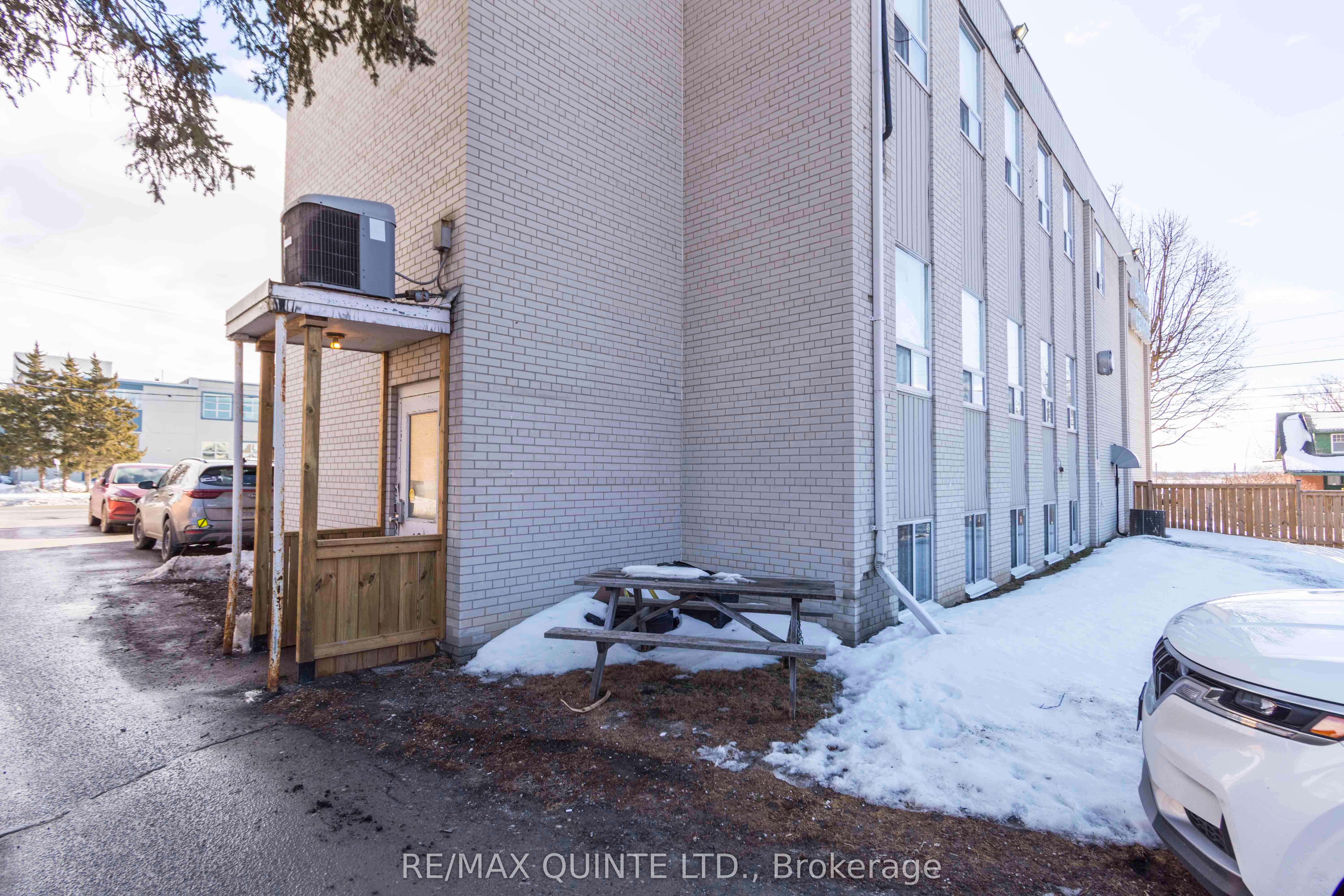 220 Dundas St E Property Photo 15