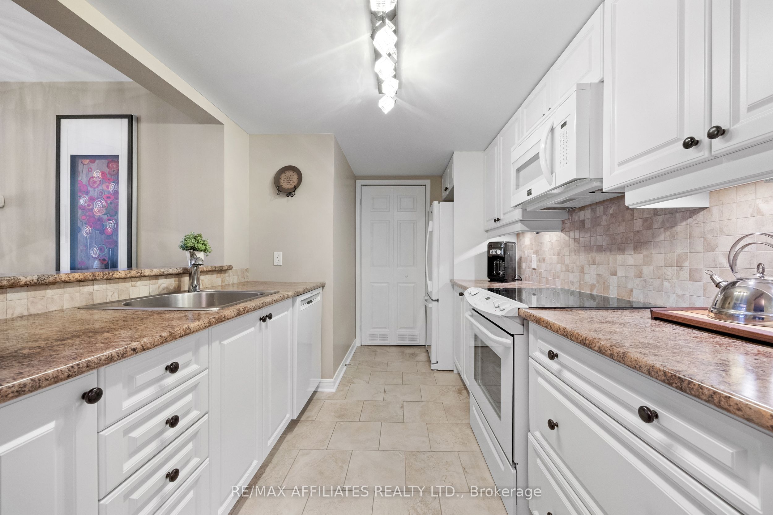 #208 - 23 Rogers Road Property Photo 7