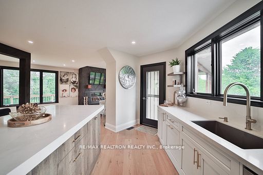 587191 10 Side Road Property Photo 8