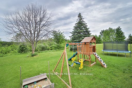 587191 10 Side Road Property Photo 38