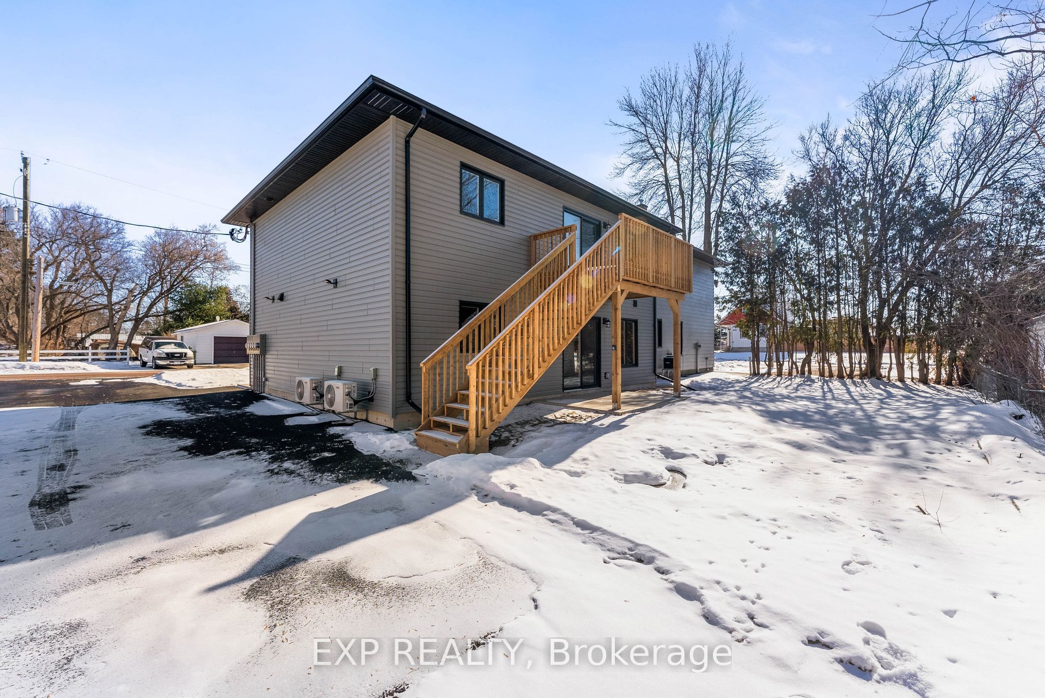 585 Perth Street Property Photo 4