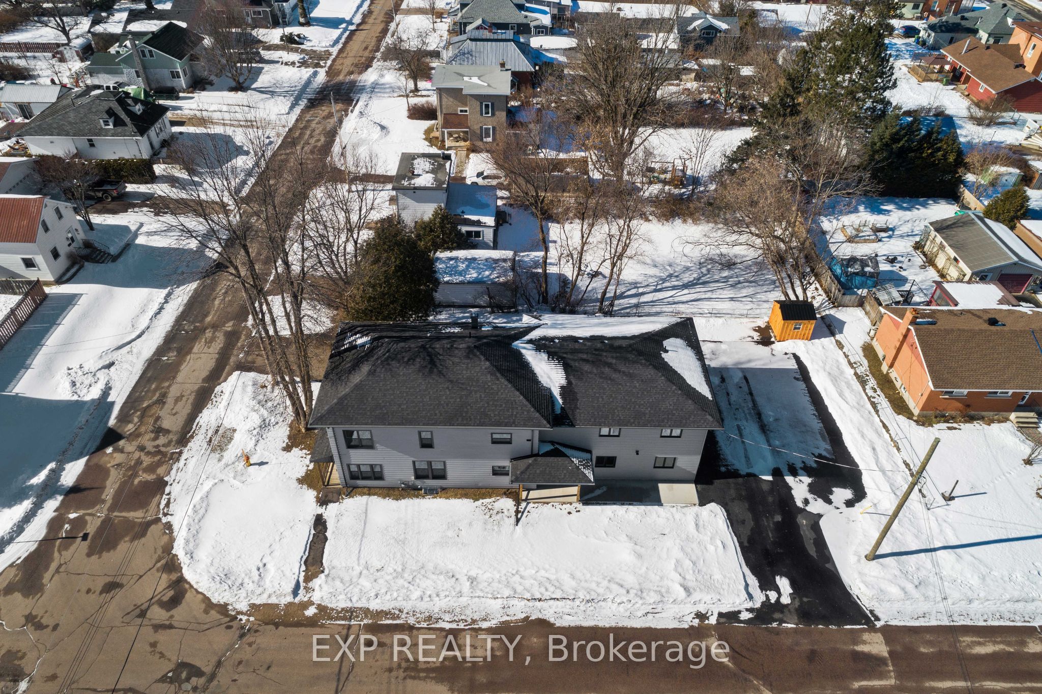 585 Perth Street Property Photo 8