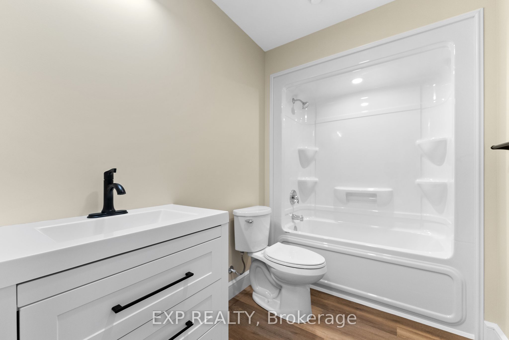 585 Perth Street Property Photo 15
