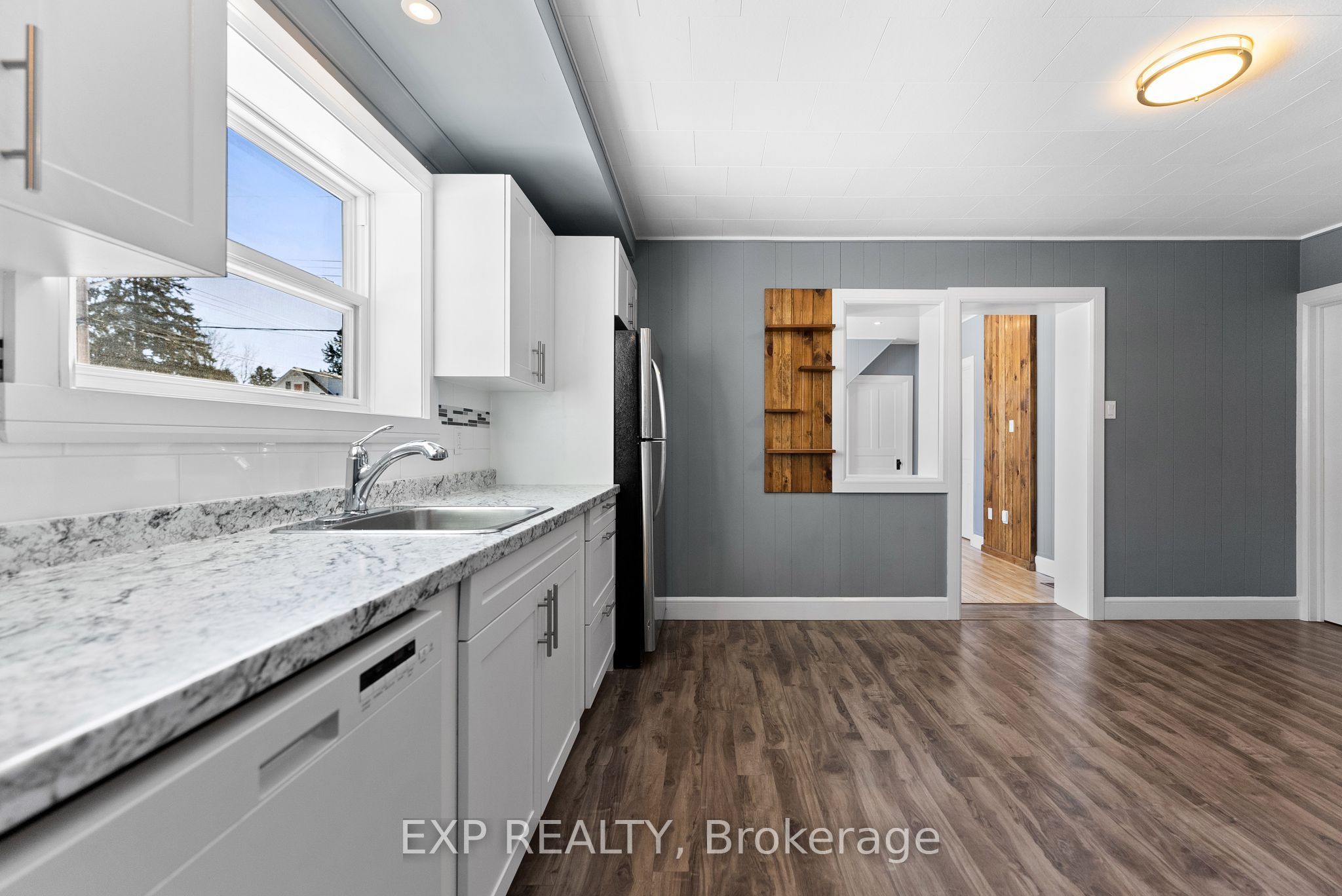 585 Perth Street Property Photo 18