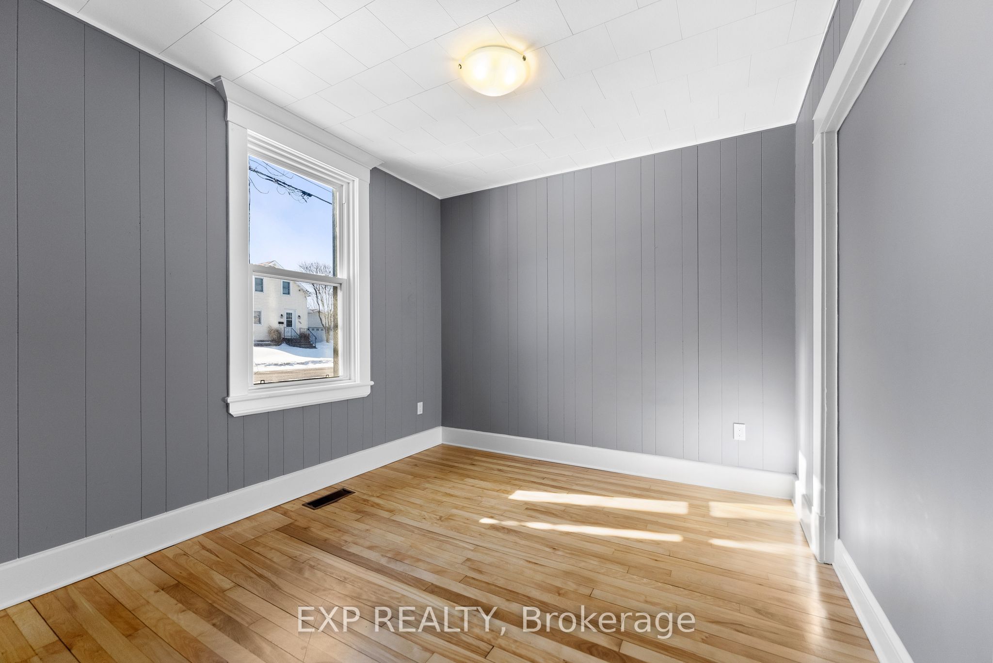 585 Perth Street Property Photo 20