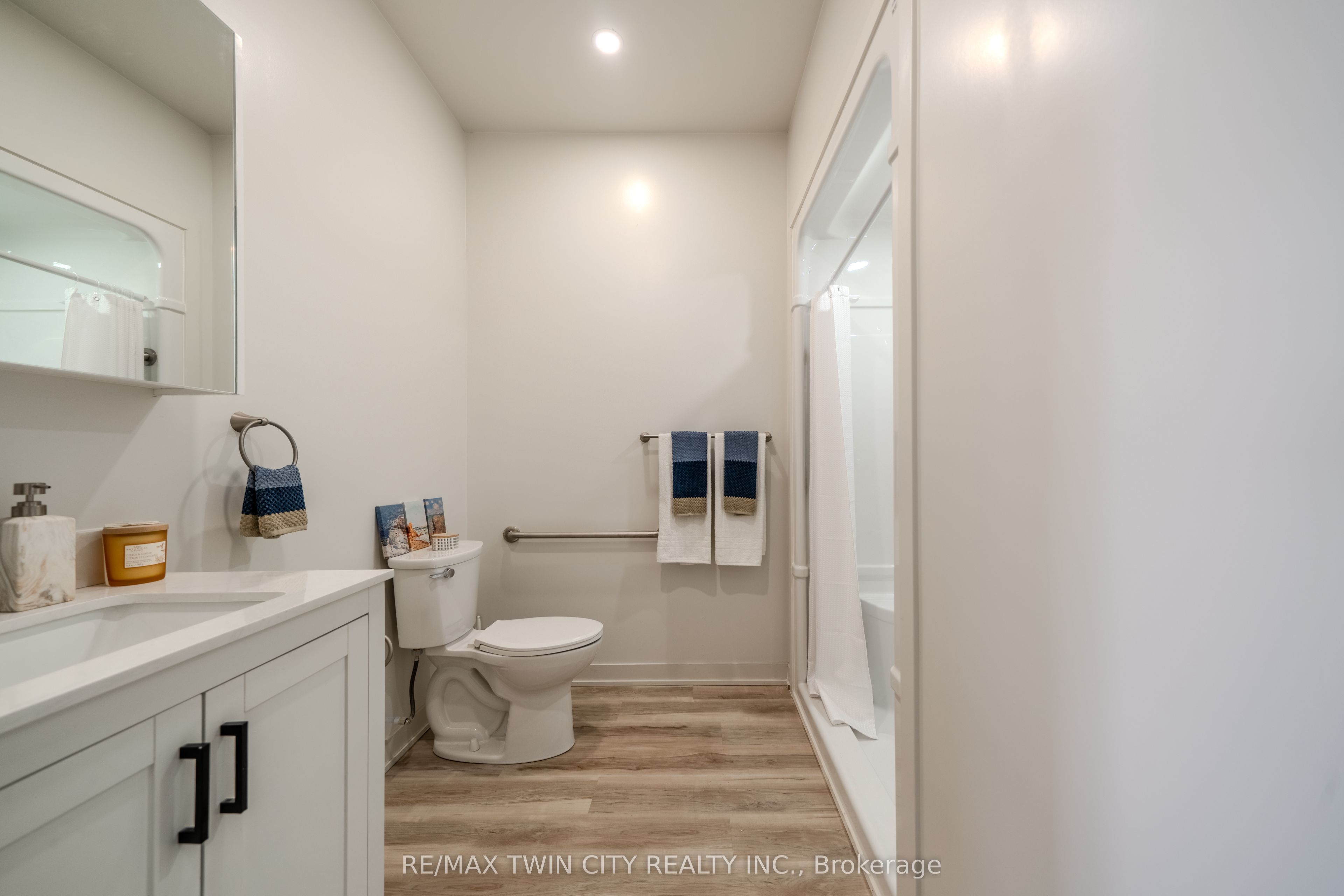 152 North Park Street 202 Property Photo 6