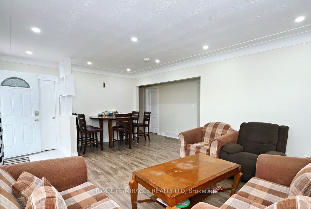 7150 Douglas Crescent Property Photo 4