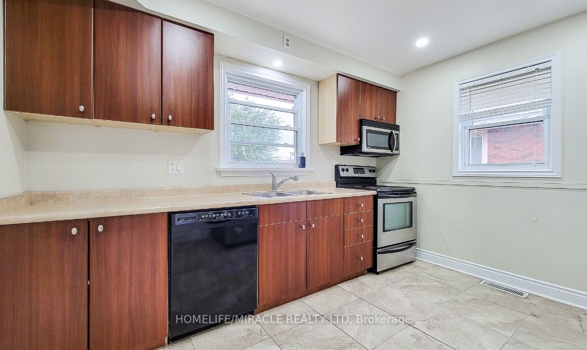 7150 Douglas Crescent Property Photo 21