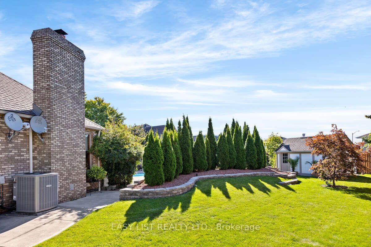 541 Kerr Crescent Property Photo 4
