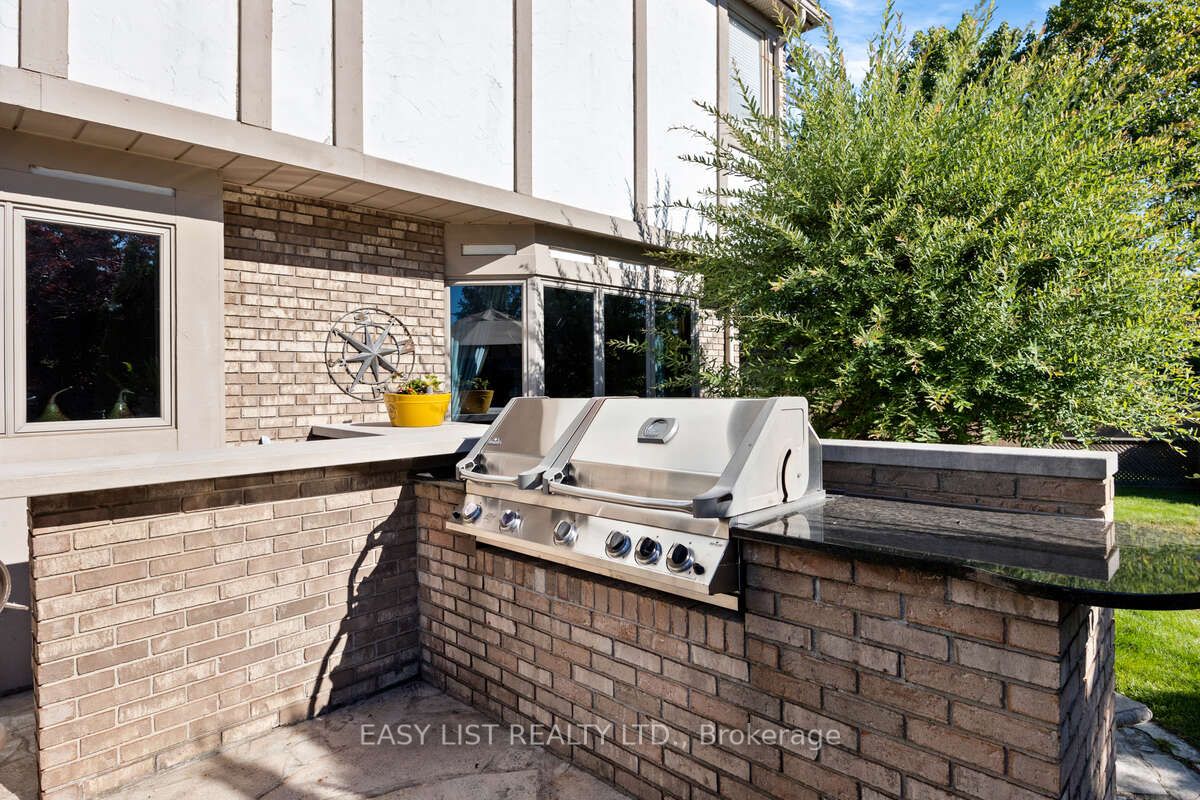 541 Kerr Crescent Property Photo 9