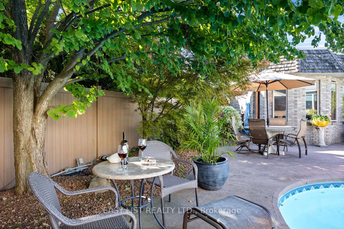 541 Kerr Crescent Property Photo 11