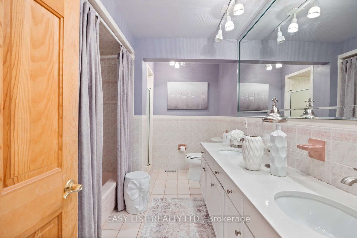 541 Kerr Crescent Property Photo 32