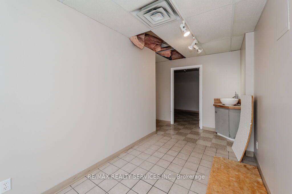#2 - 3590 Lobsinger Line Property Photo 9