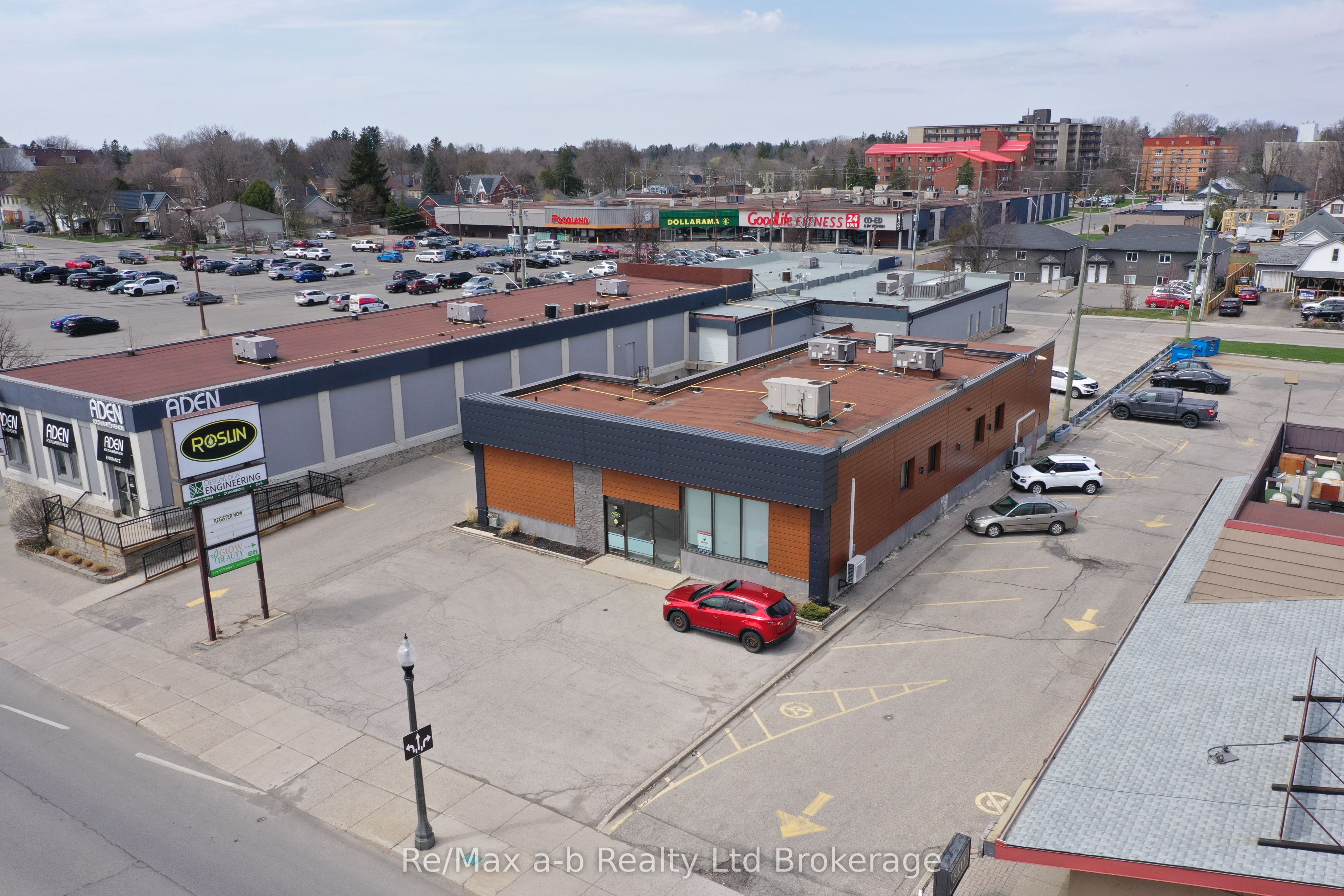 677 DUNDAS Street Property Photo 1