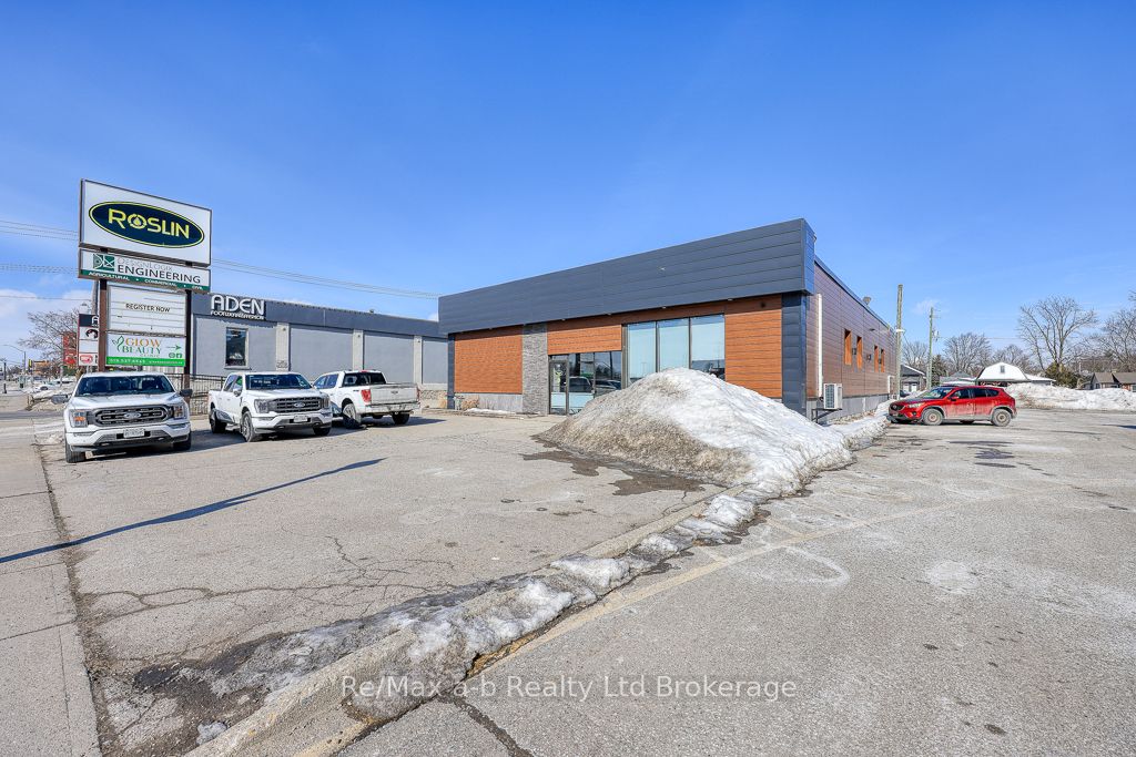 677 Dundas Street Property Photo 2