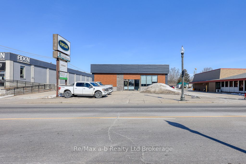 677 Dundas Street Property Photo 3