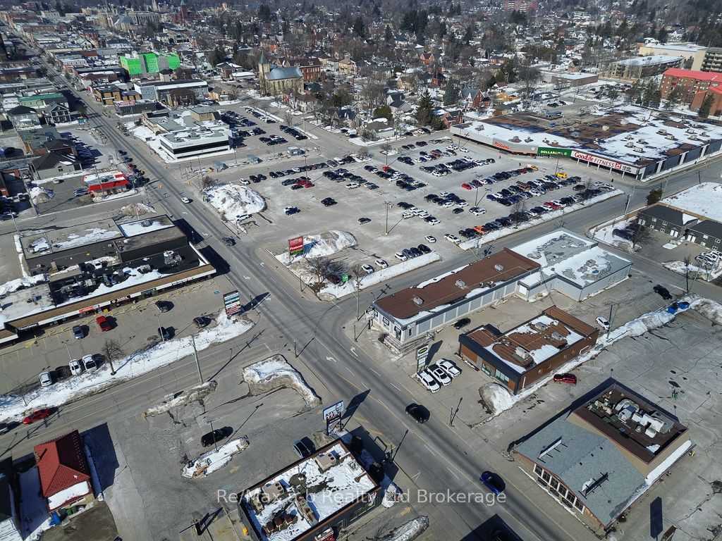 677 Dundas Street Property Photo 4