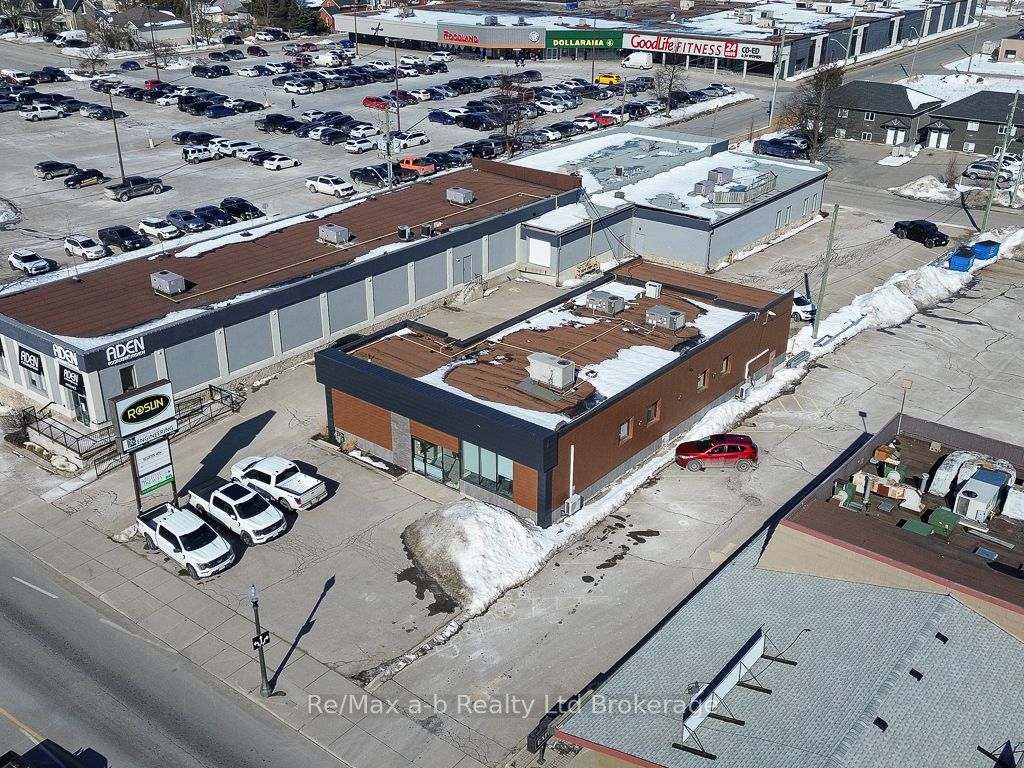 677 Dundas Street Property Photo 5