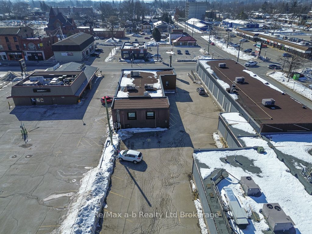 677 Dundas Street Property Photo 7